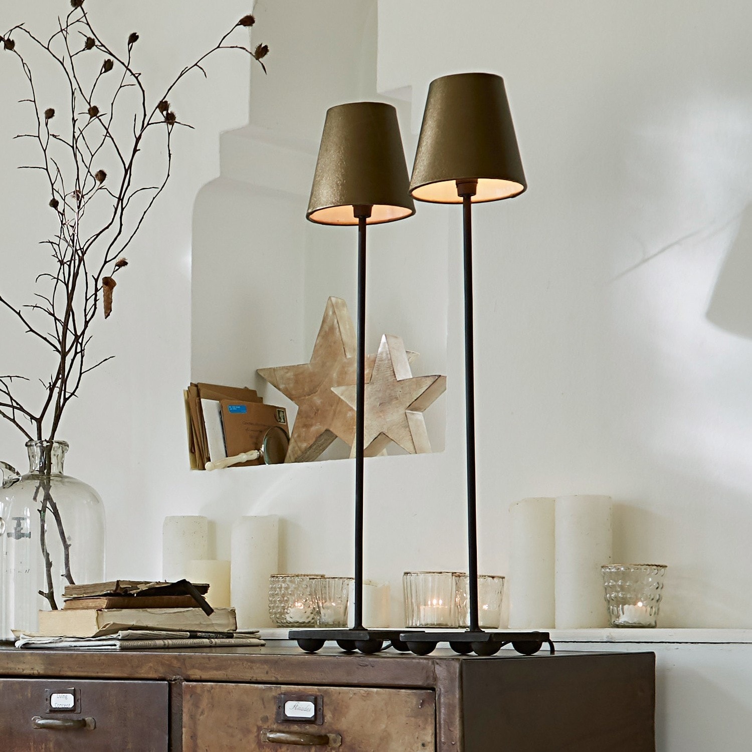 Tafellamp set van 2 Filia Decoratieve metalen tafellamp met twee olijfgroene lampenkappen op donkere voet in interieur