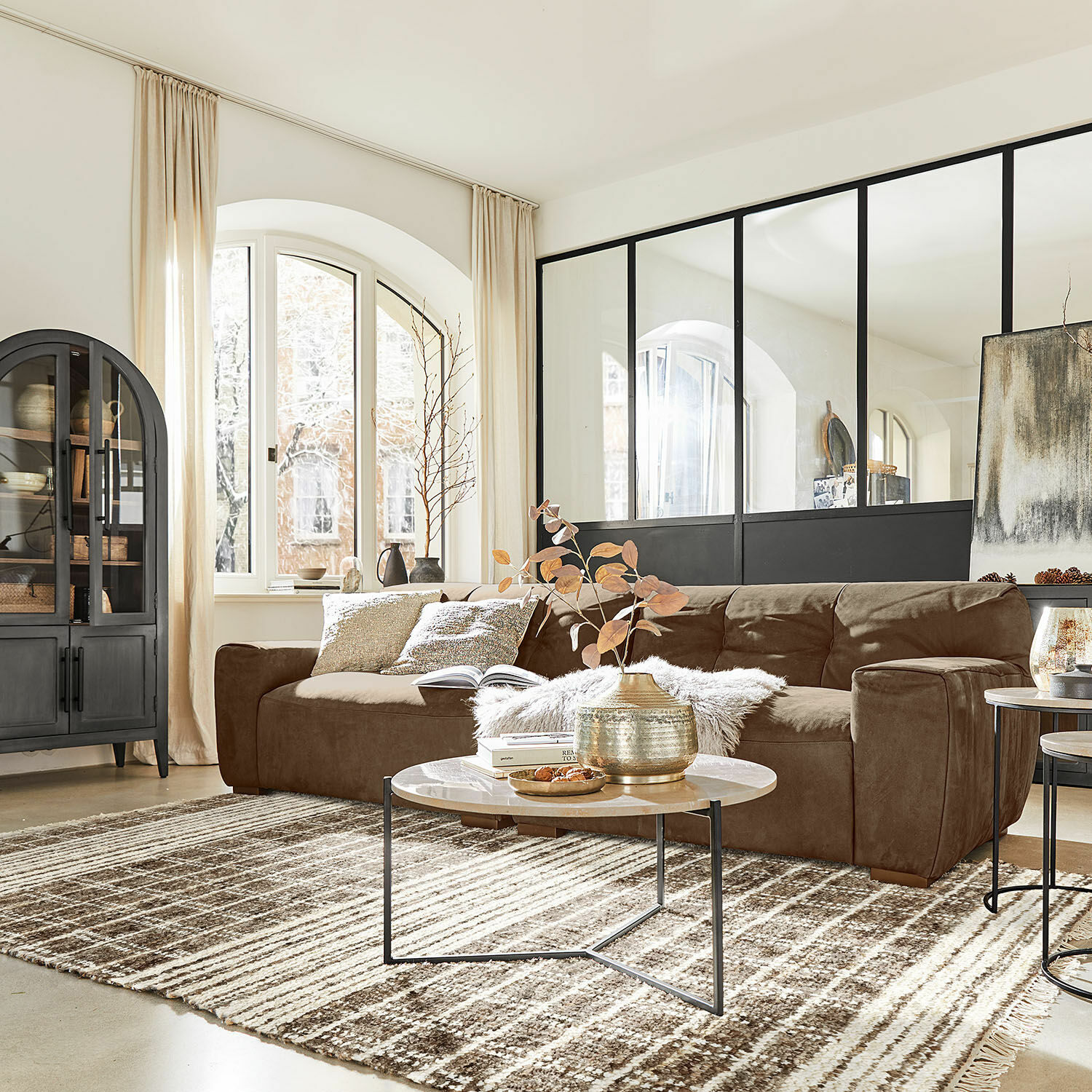 Vloerkleed Berinique Gezellige woonkamer met bruine microvezelbank en lichte vloerkleed, moderne meubels en decoratie