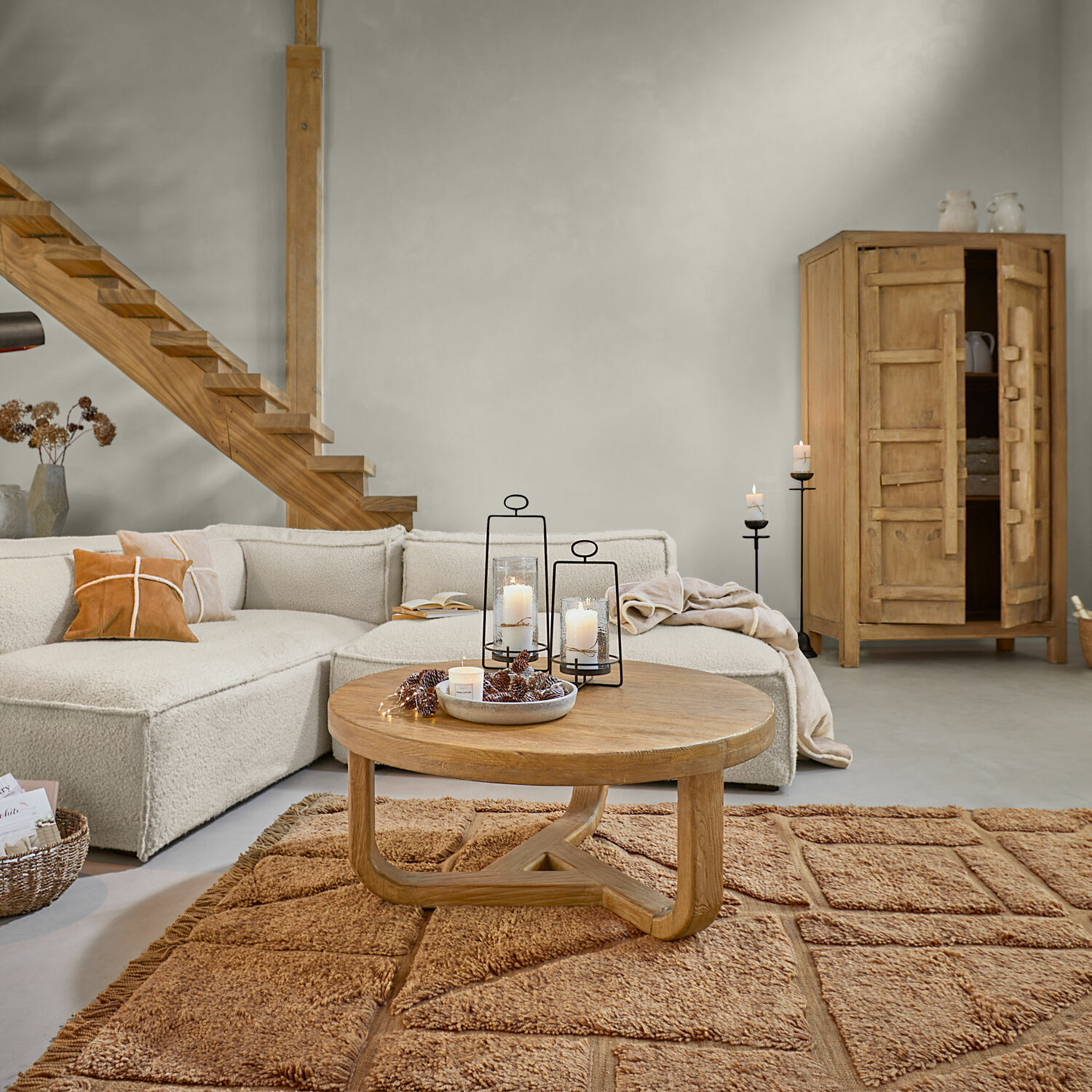 Vloerkleed Volemar Gezellige woonkamer met beige bank, ronde houten salontafel en bruine vloerkleed, modern interieur