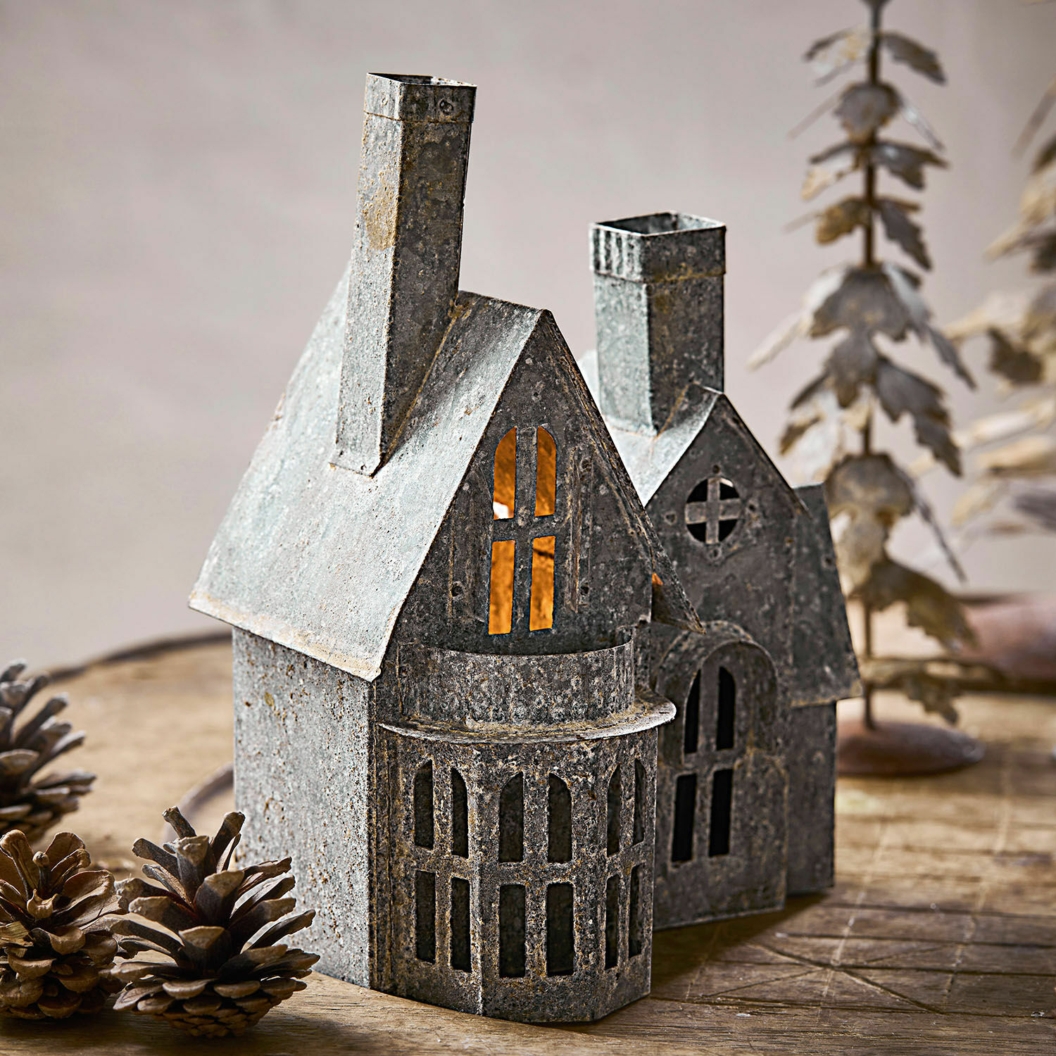 Maison décorative Lanoux Maisons décoratives en métal gris avec fenêtres découpées et lumière chaude à l'intérieur