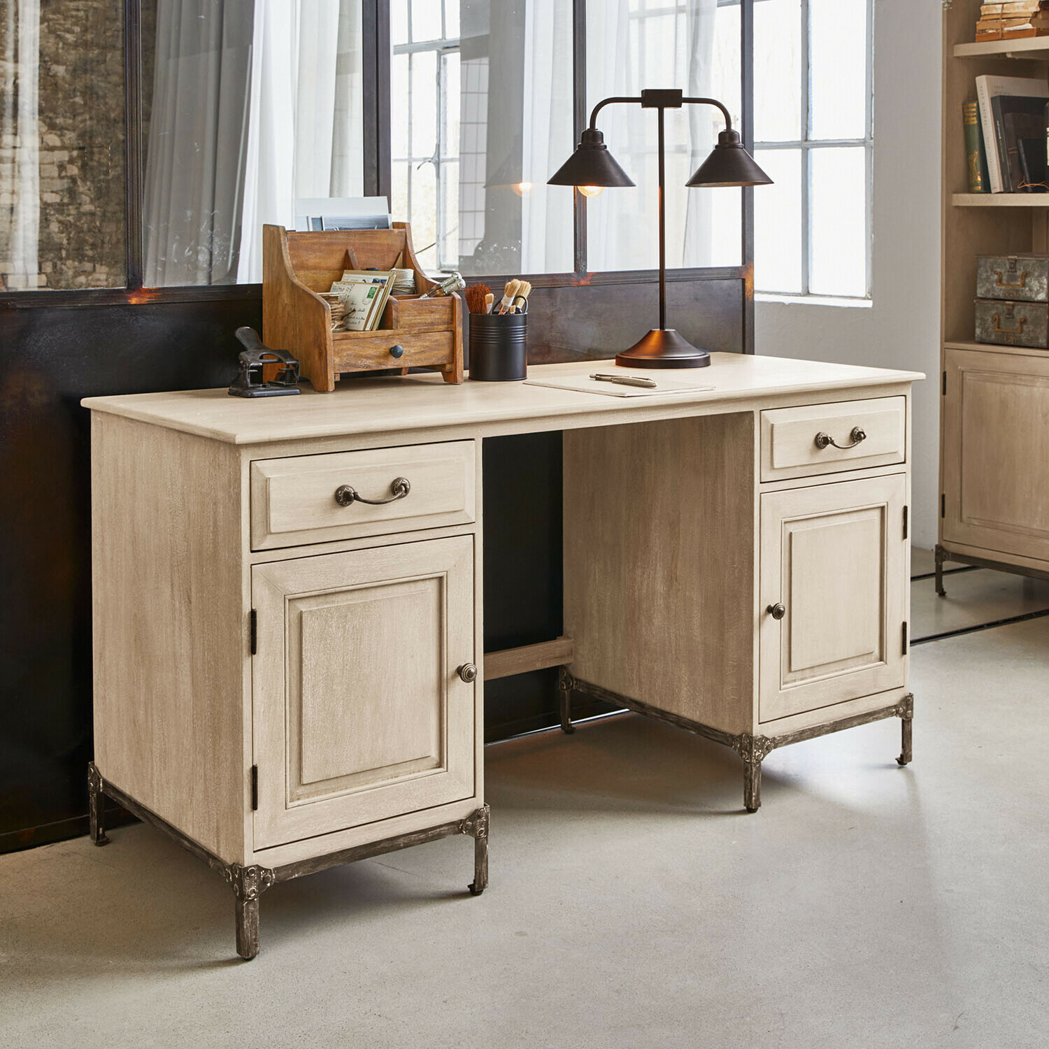 Bureau Aldrics Beige houten bureau met metalen poten en twee lades in vintage stijl voor kantoor