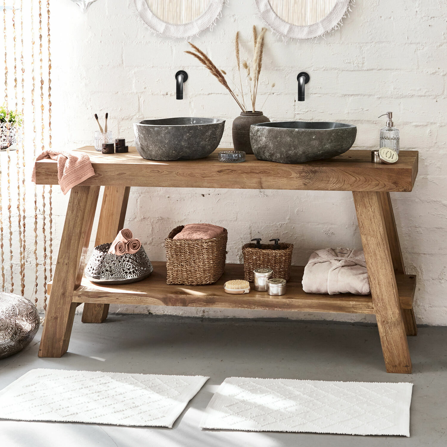 Badkamermeubel met dubbele wasbak Eguenigue Houten badkamerconsole met zwarte stenen wastafels en natuurlijke decoratieve accessoires