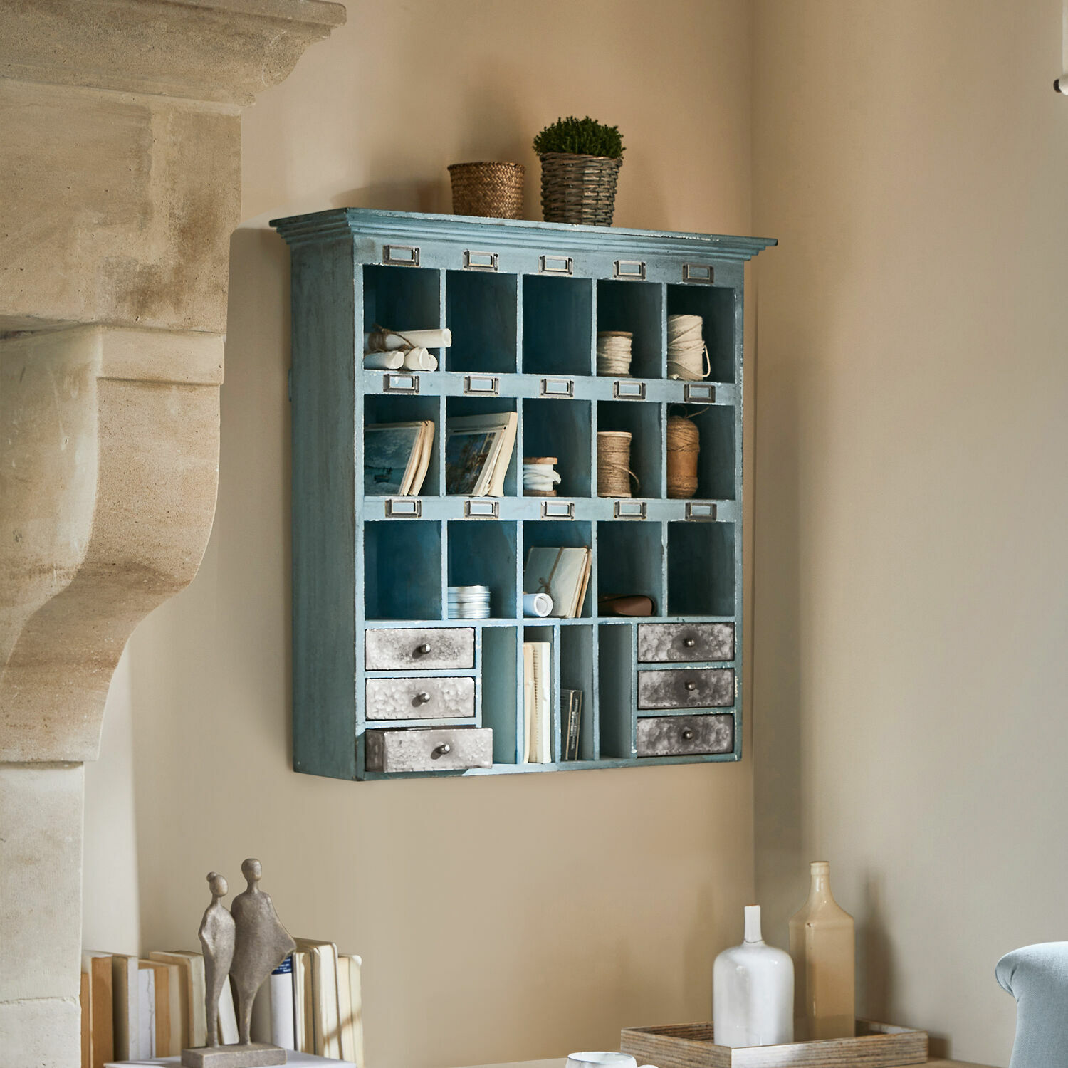 Organizer Andover Blauwe houten wandkast met metalen laden en vakken voor boeken en decoratie
