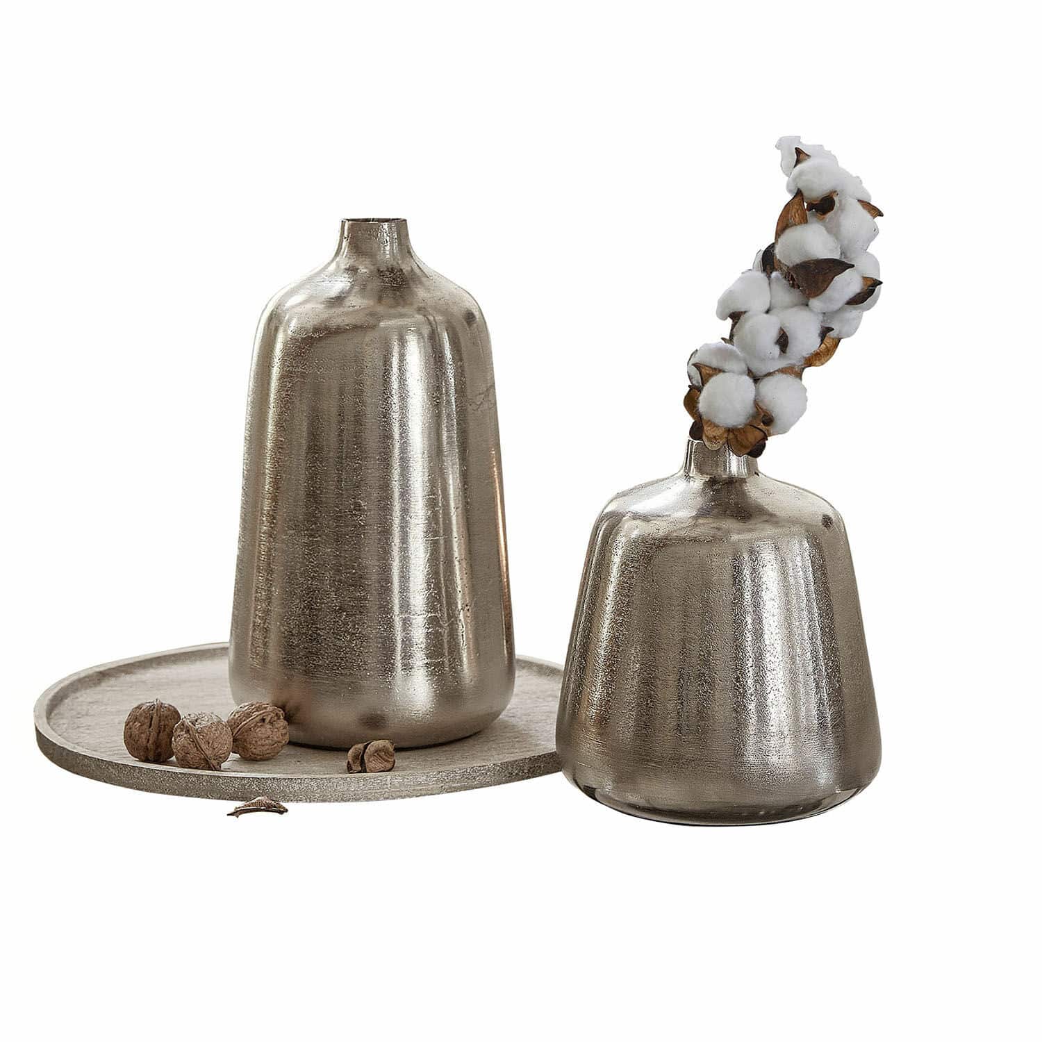 Lot de 2 vases Orabela Ensemble de deux vases métalliques argentés sur plateau avec décoration en coton et noix, décoration intérieure