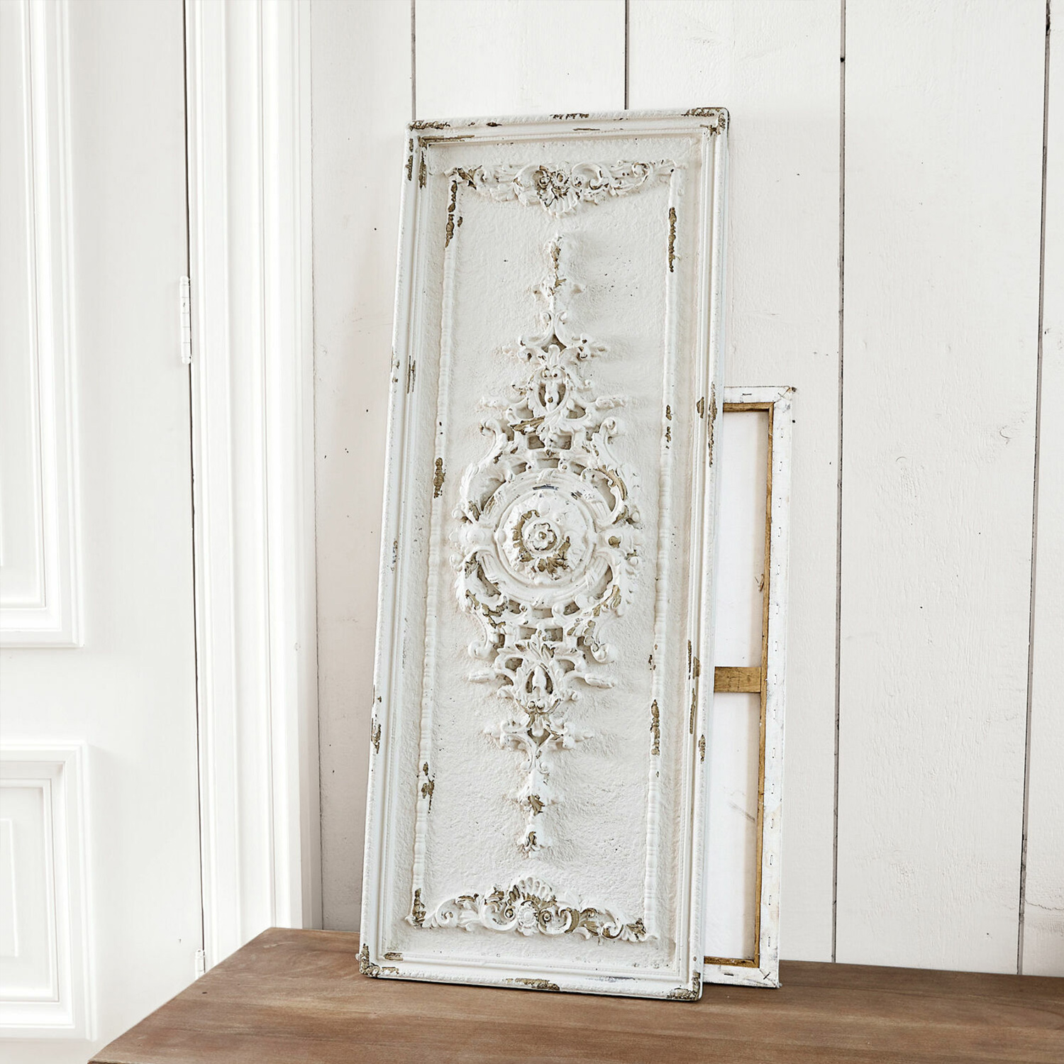 Wit decoratief houten wandpaneel met vintage ornament voor interieurdecoratie