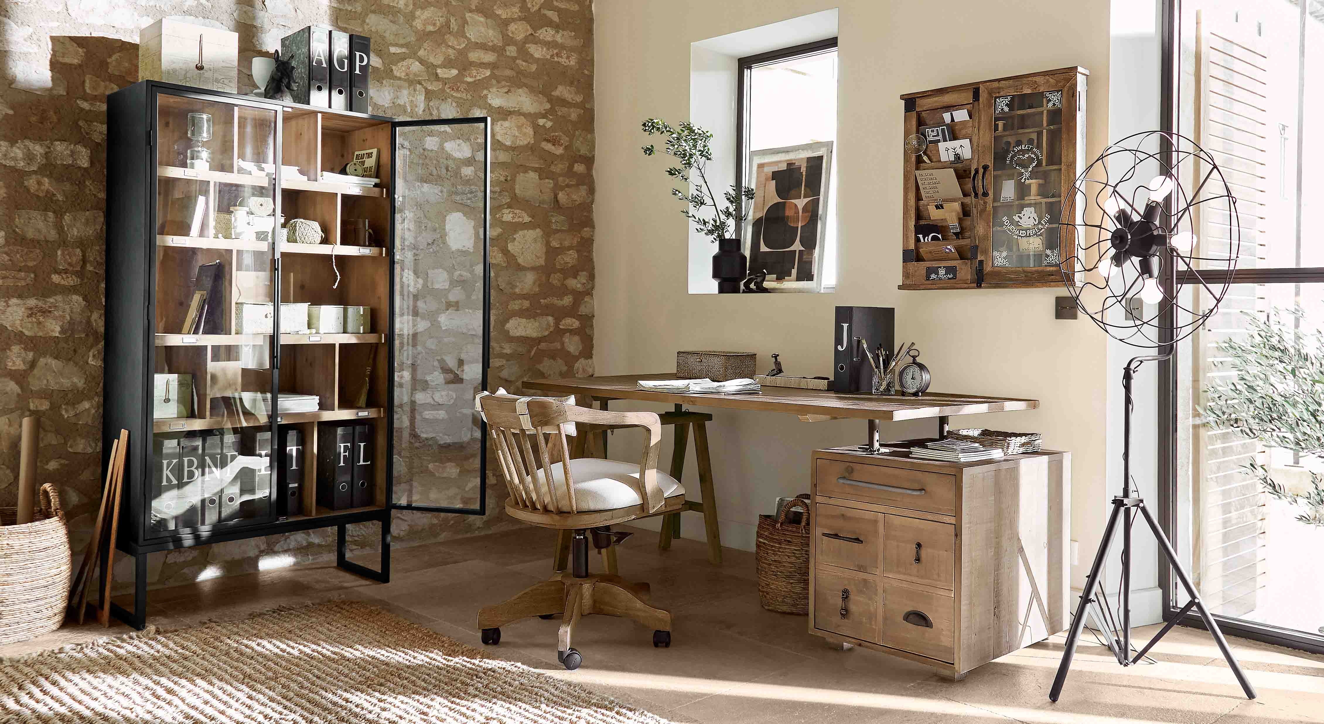 Gezellig kantoor met houten bureau, bureaustoel op wieltjes en houten kast in natuurlijke kleur