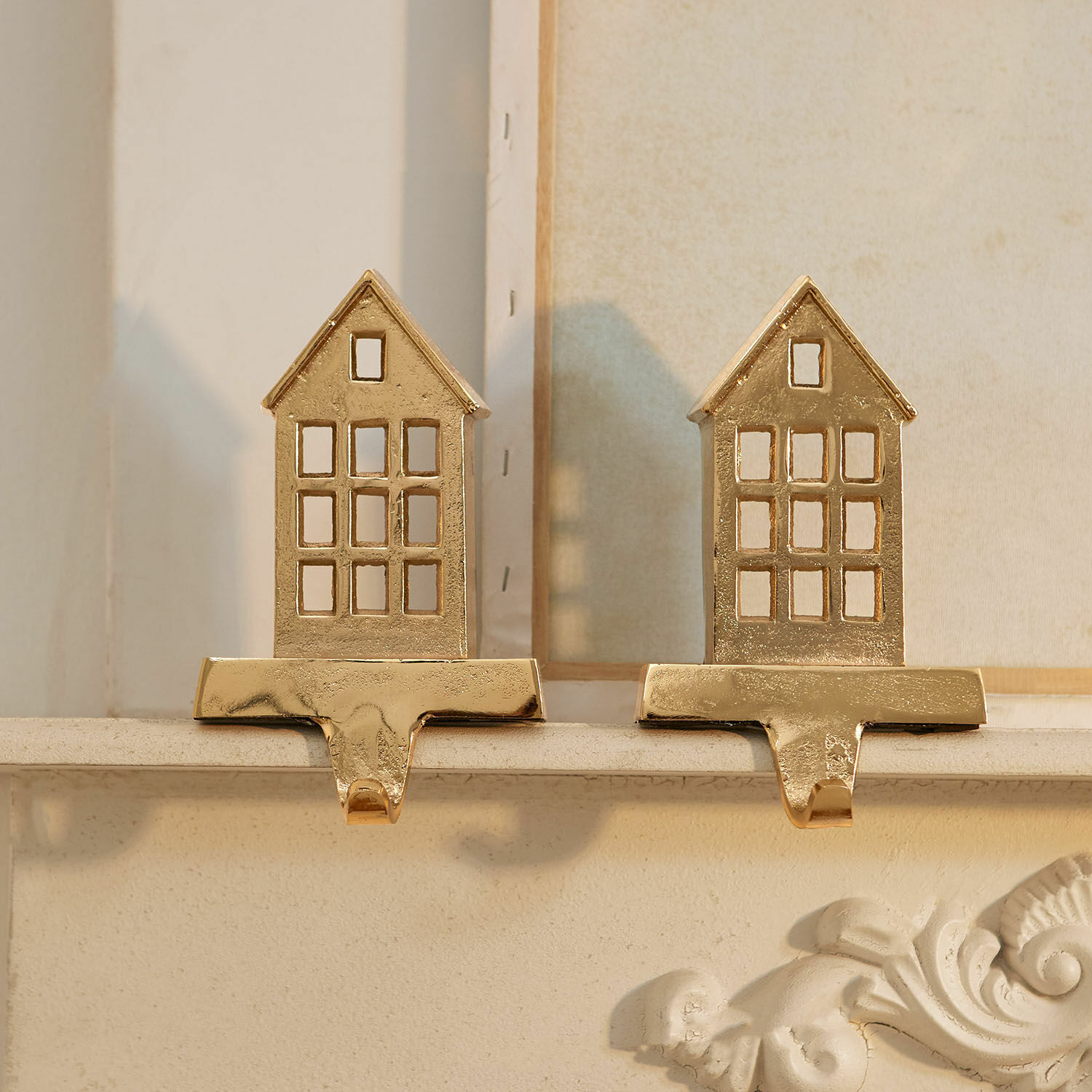 Haak set van 2 Xanique Gouden metalen huisvormige decoraties met haken om versieringen aan de open haard te hangen