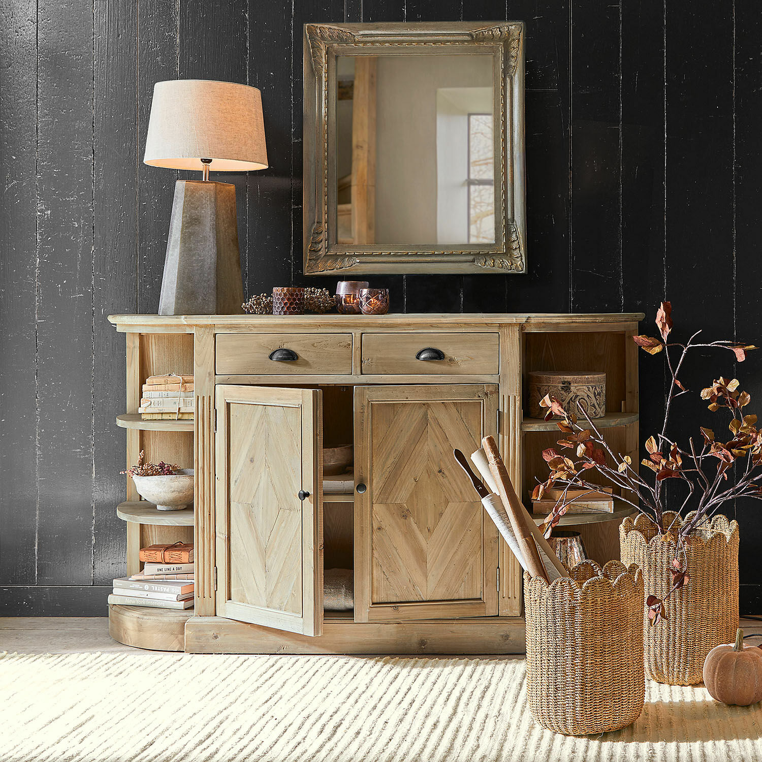Lage kast Tressique Houten dressoir in natuurlijke kleur met lades en planken, lamp en decoratie in woonkamer