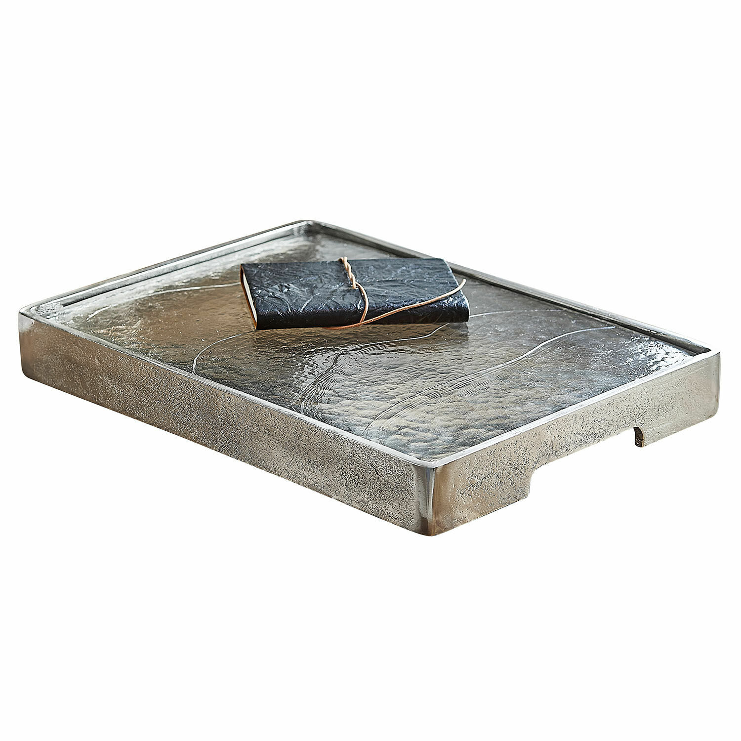 Dienblad Yvelissel Decoratief zilverkleurig metalen dienblad met zwart leren notitieboek op witte achtergrond