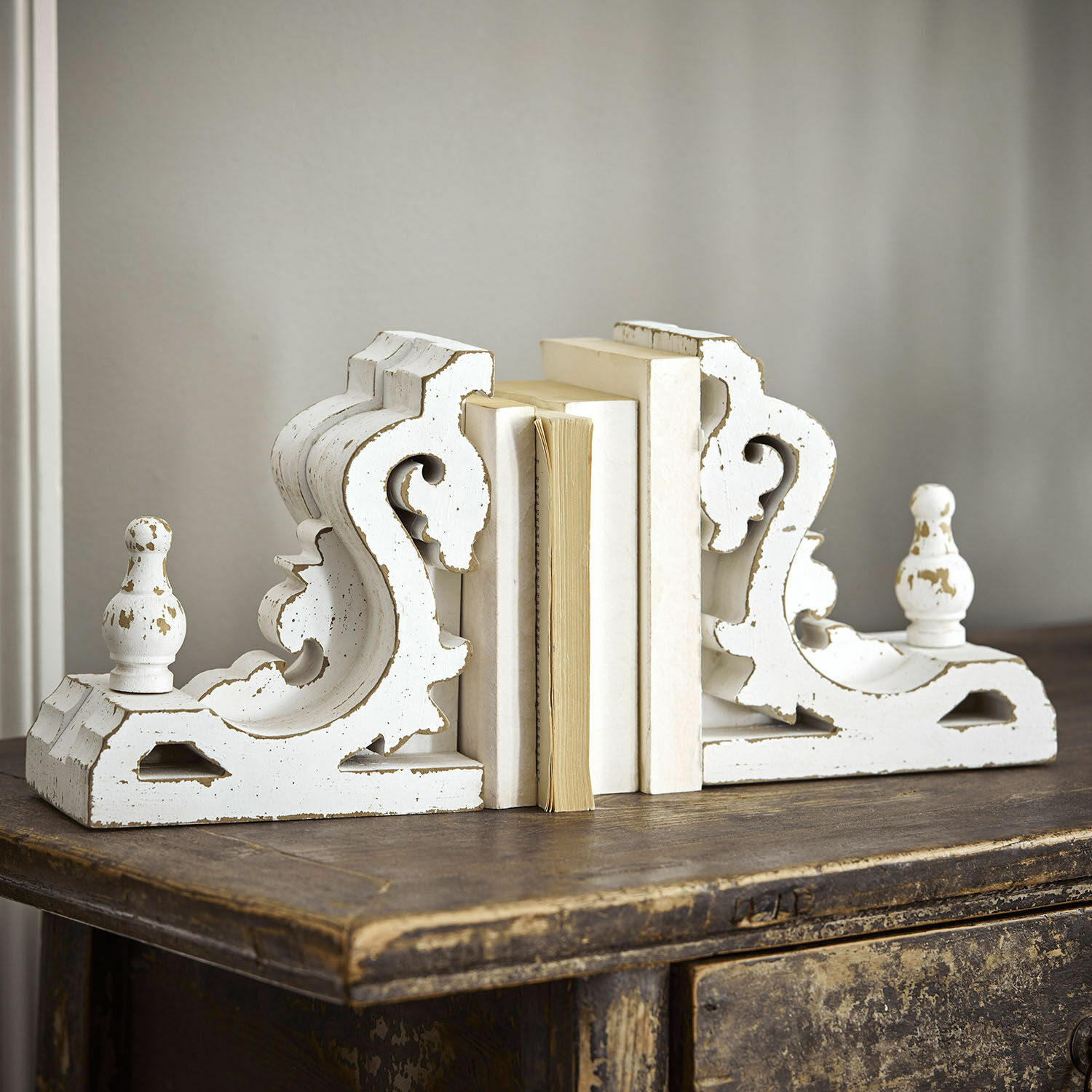 Lot de 2 serre-livres Sami Serre-livres en bois blanc vieilli sur une table en bois, accessoires décoratifs pour la maison