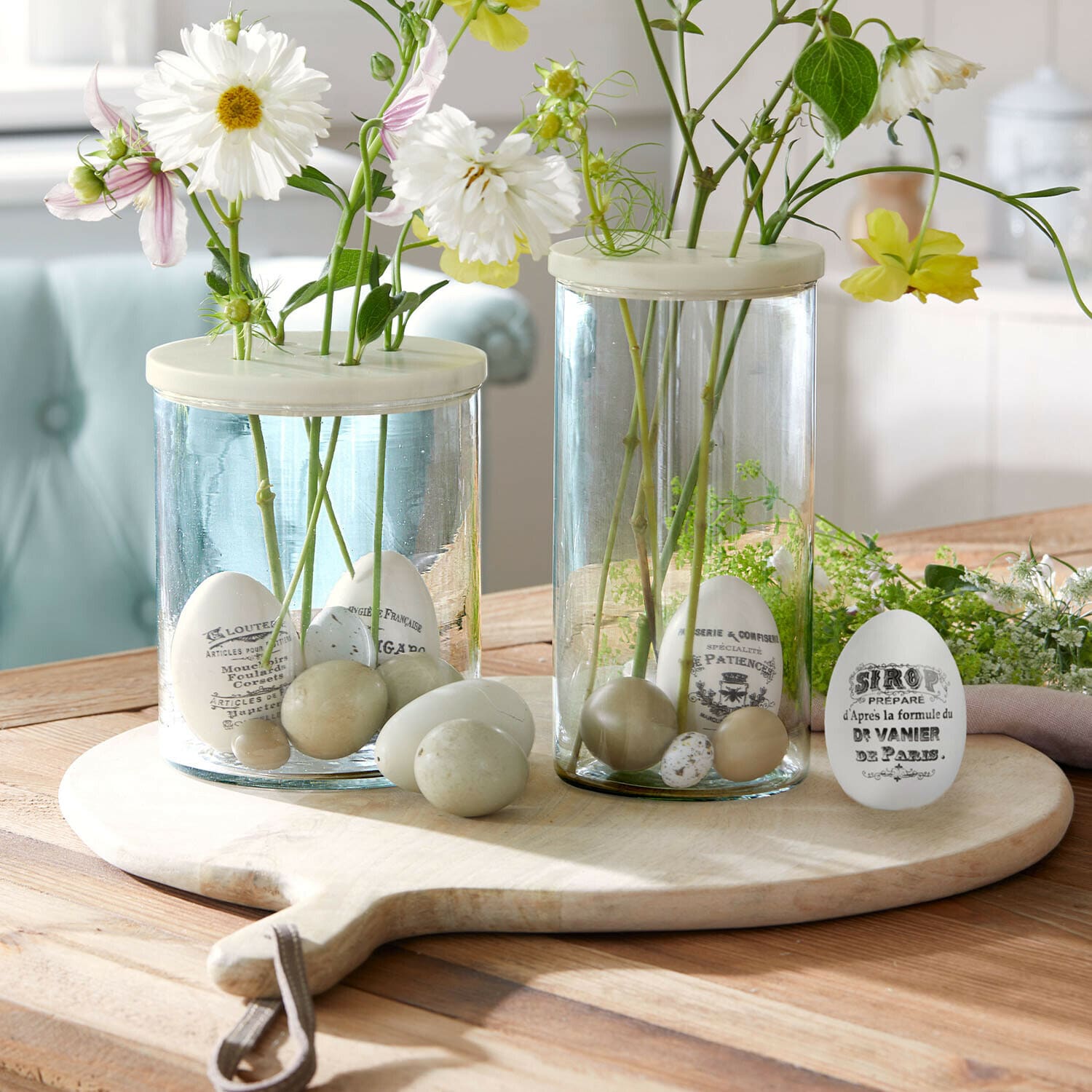 Lot de 4 œufs de Pâques Maison Vélour Vases en verre avec œufs décoratifs blancs et beiges et fleurs sur planche à découper en bois