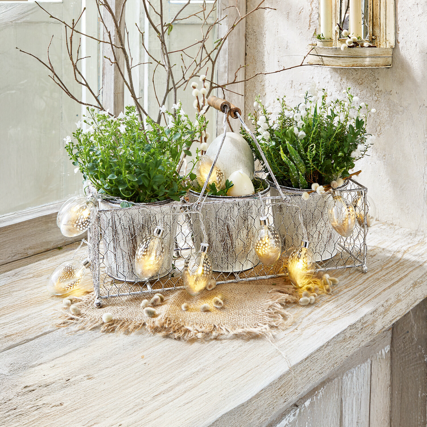 Guirlande lumineuse Meleren Panier en métal avec trois pots de fleurs verts décorés de guirlandes lumineuses en forme d'œufs