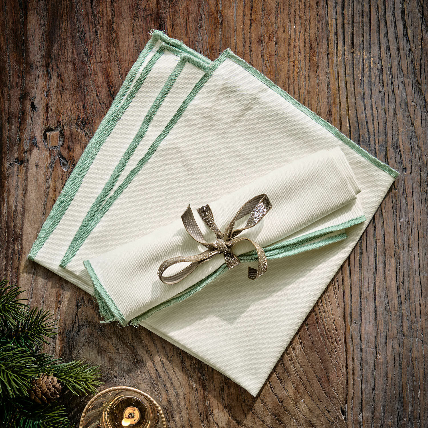 Lot de 2 serviettes de table Tarivelle Ensemble de serviettes en lin crème avec bordure verte sur table en bois, décoration de Noël