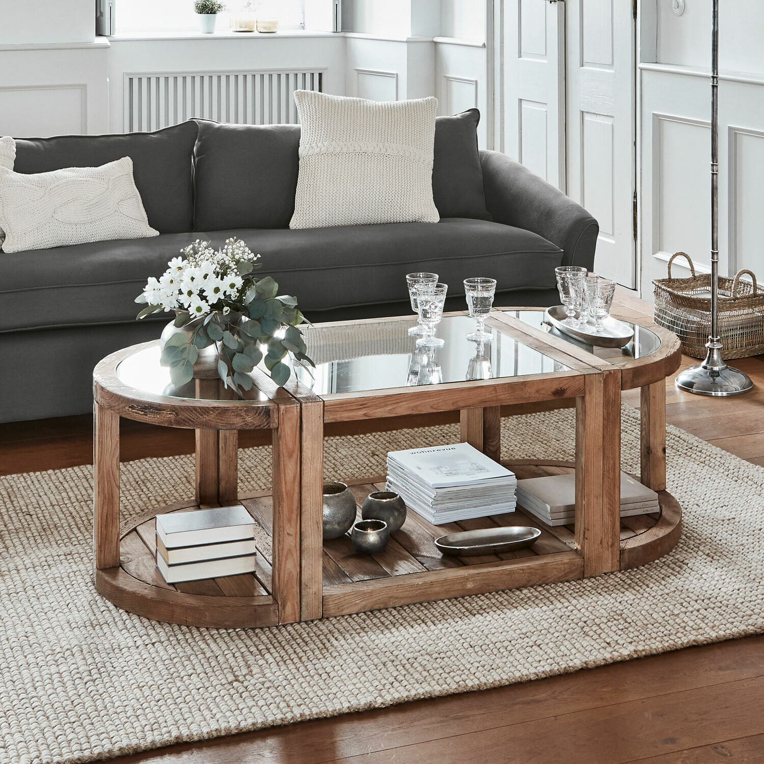 Salontafel Hyllorian Ovale salontafel van hout en glas op beige vloerkleed in moderne woonkamer