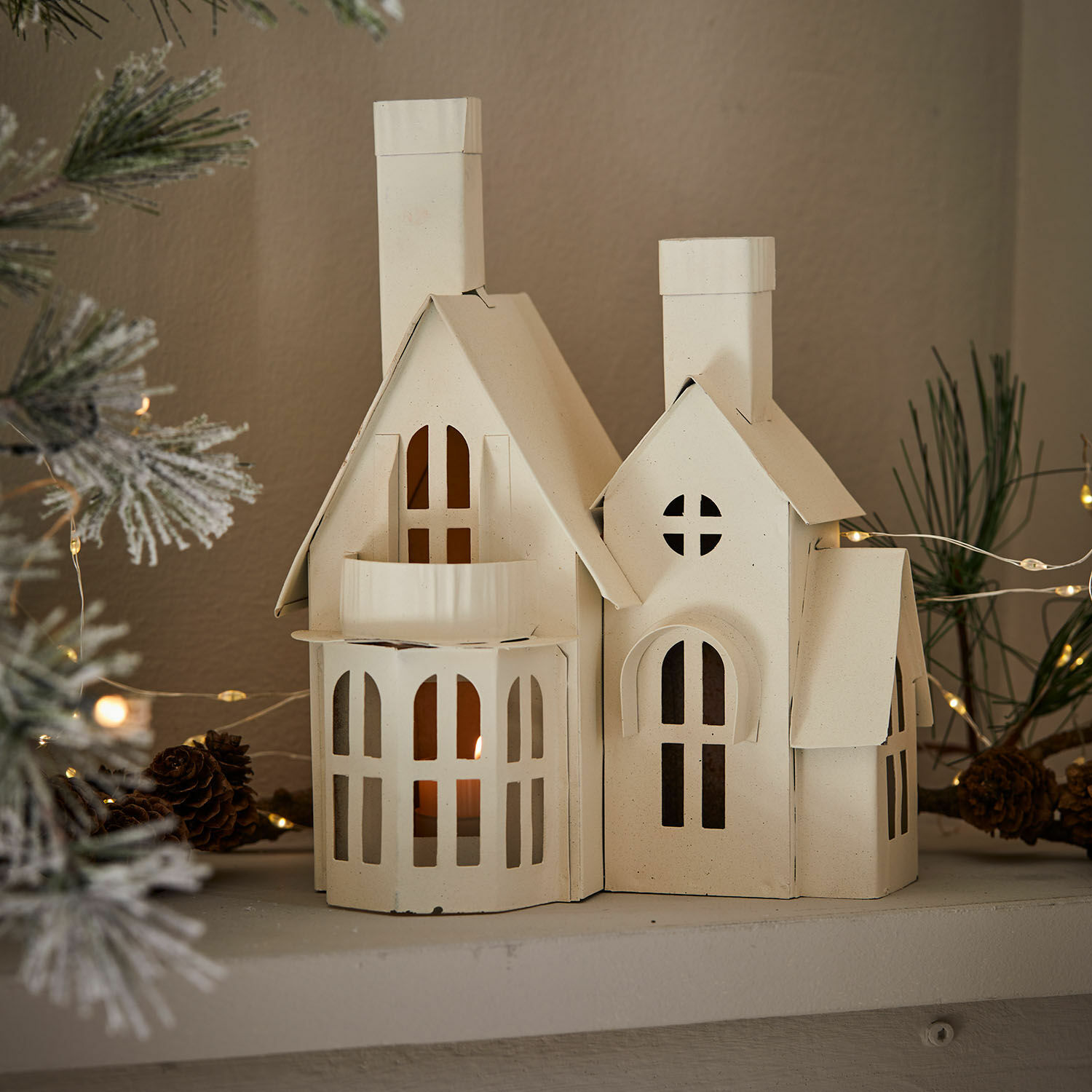 Maison décorative Lanoux Maison décorative en métal blanc avec ouvertures pour bougie, décoration de cheminée festive