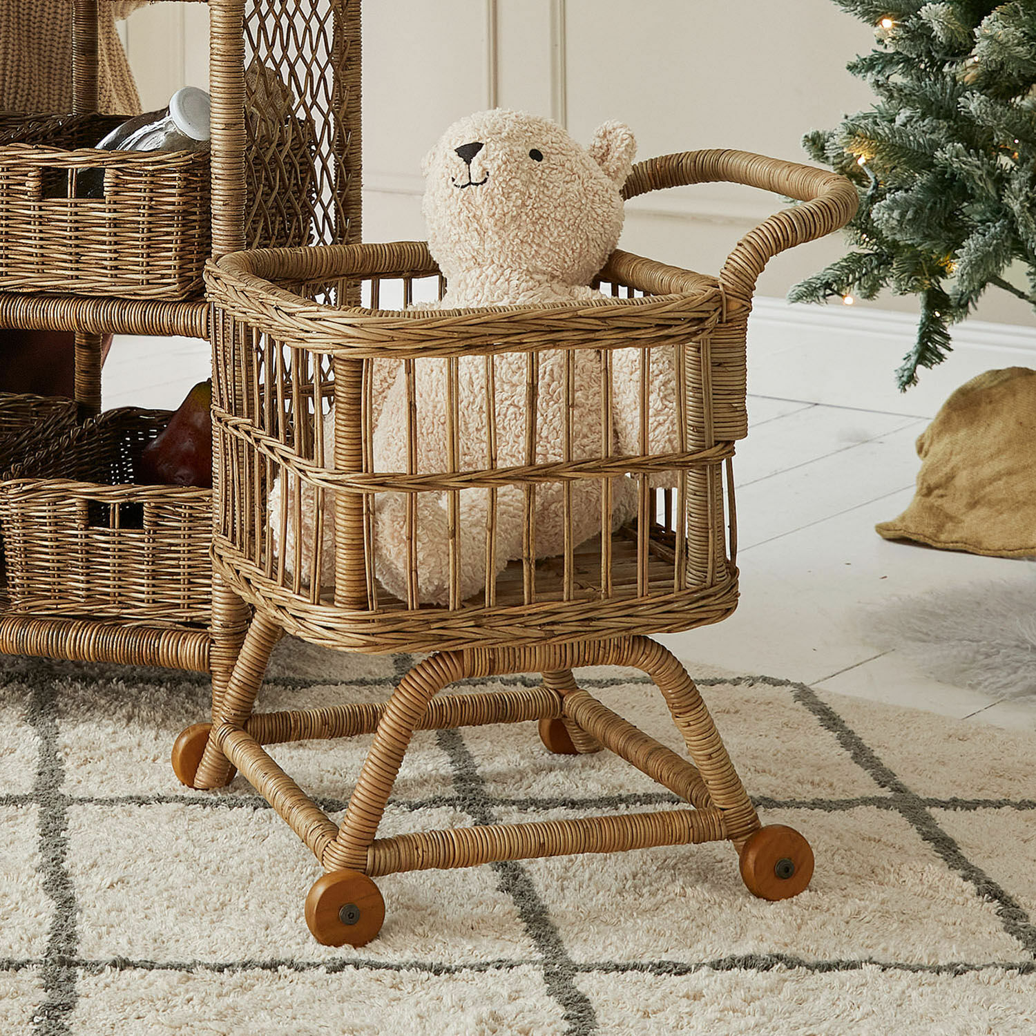 Chariot de courses Callidia Panier en osier naturel sur roulettes avec peluche ours beige, décoration intérieure et rangement