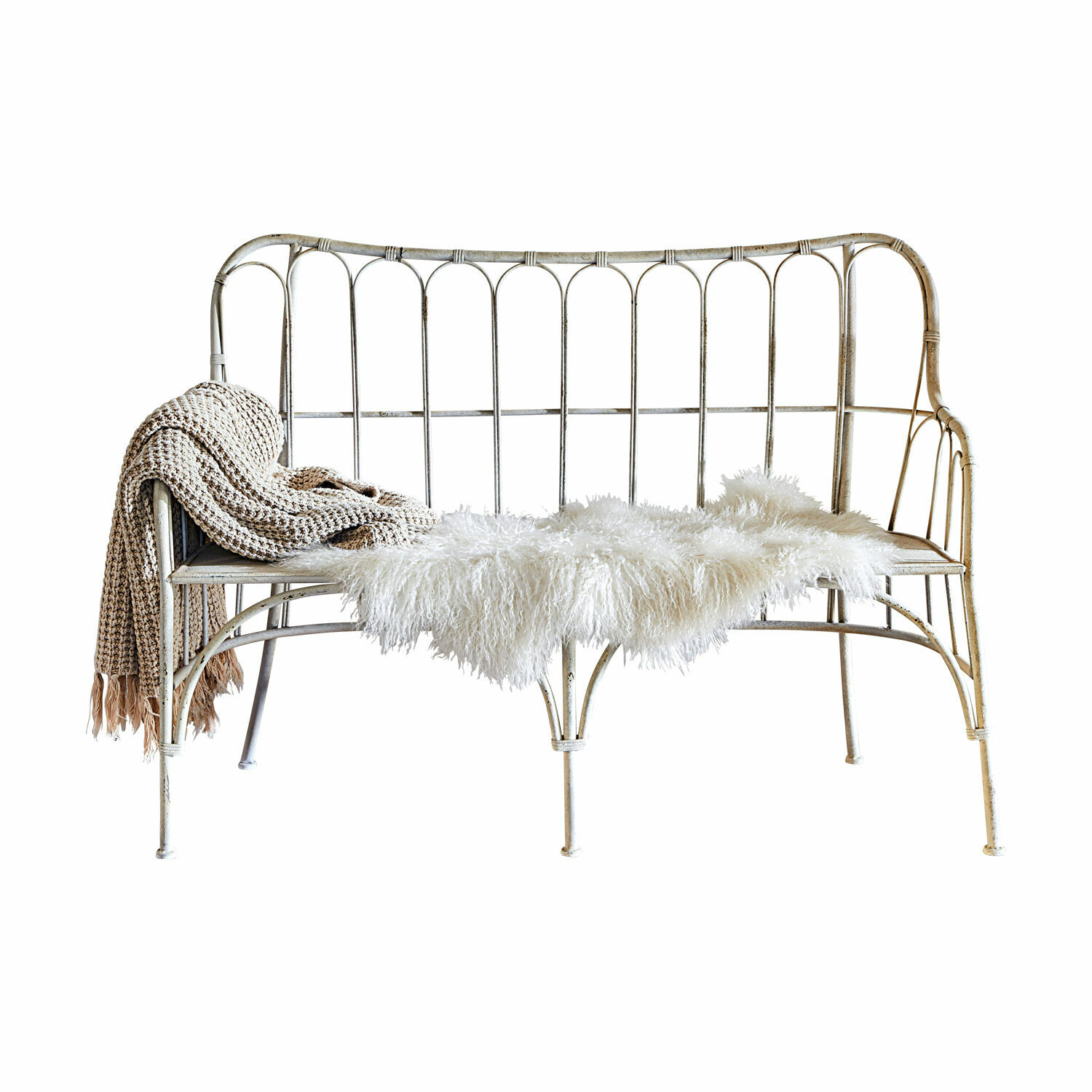 Banc en métal blanc style vintage avec couverture en fausse fourrure et plaid tricoté beige
