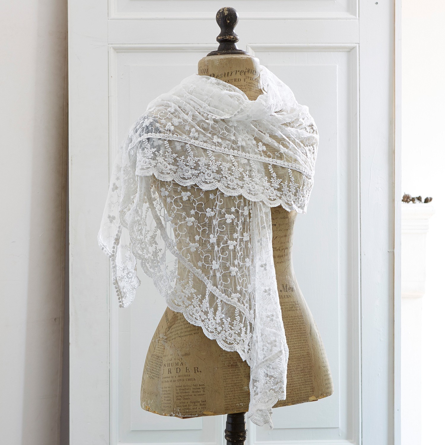 Étole Belvéze Châle en dentelle blanche avec motif floral délicat sur mannequin, accessoire élégant pour vêtements