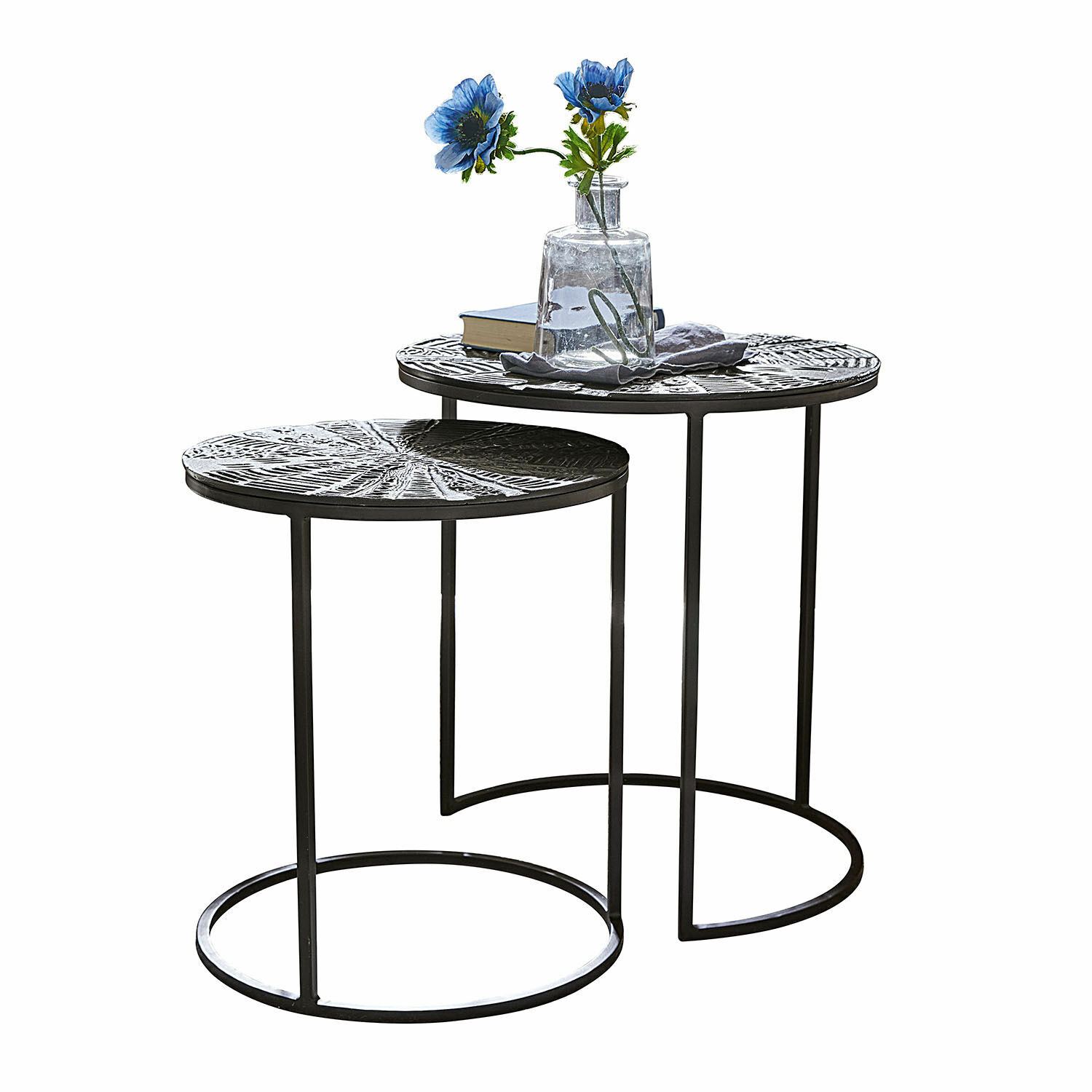 Lot de 2 tables d'appoint Petrosini Ensemble de deux tables d'appoint noires en métal avec plateau décoratif et vase à fleurs bleues
