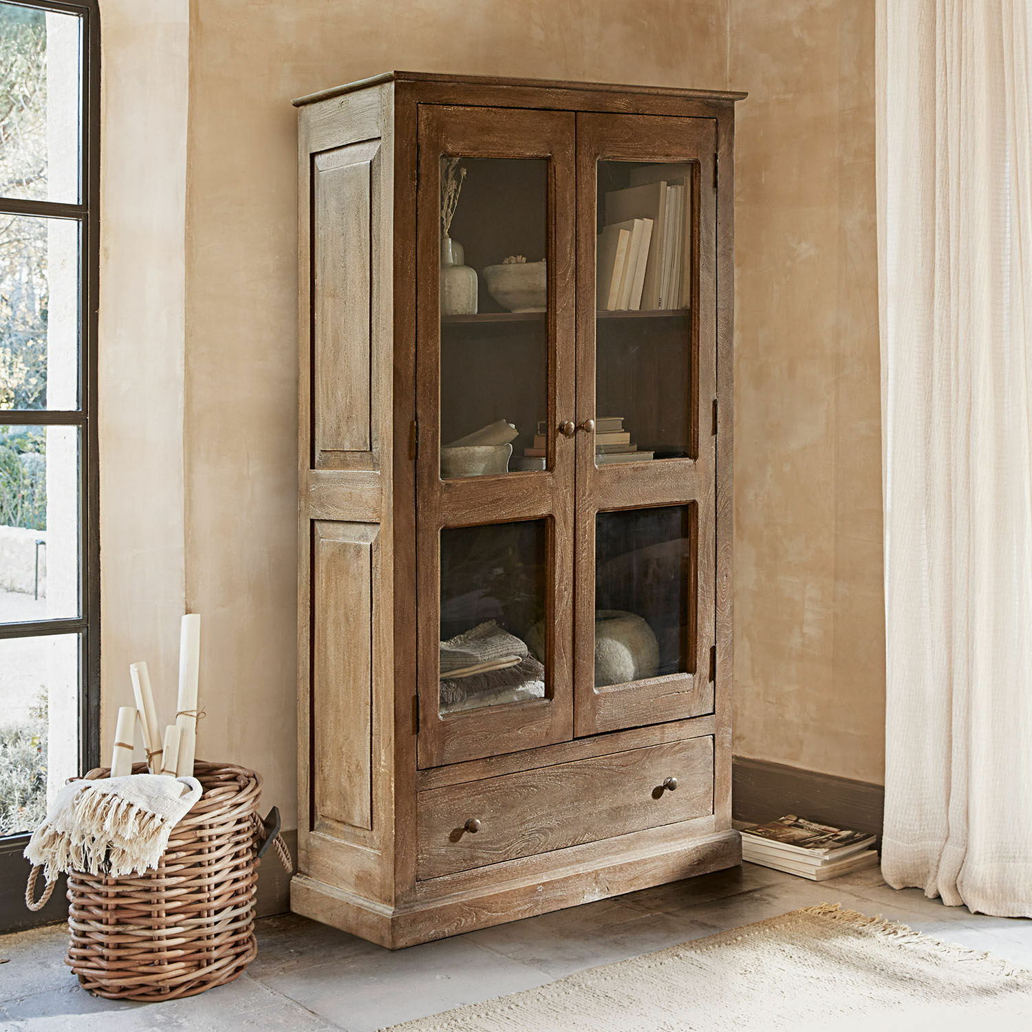 Vaisselier Gévaudan Armoire en bois brun naturel avec portes vitrées et tiroir pour ranger livres et objets décoratifs