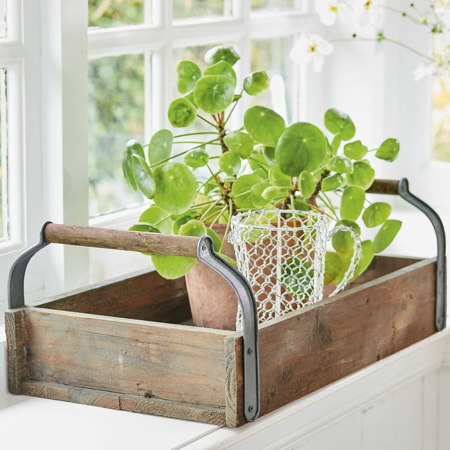 Dienblad Perryham Houten dienblad met metalen handvatten en groene plant op vensterbank, interieurdecoratie