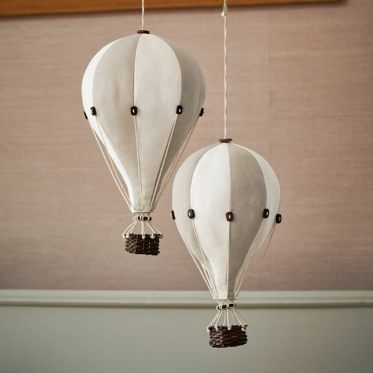 Lot de 2 montgolfières décoratives Merrybean Ballons décoratifs suspendus en tissu beige et blanc pour décoration intérieure