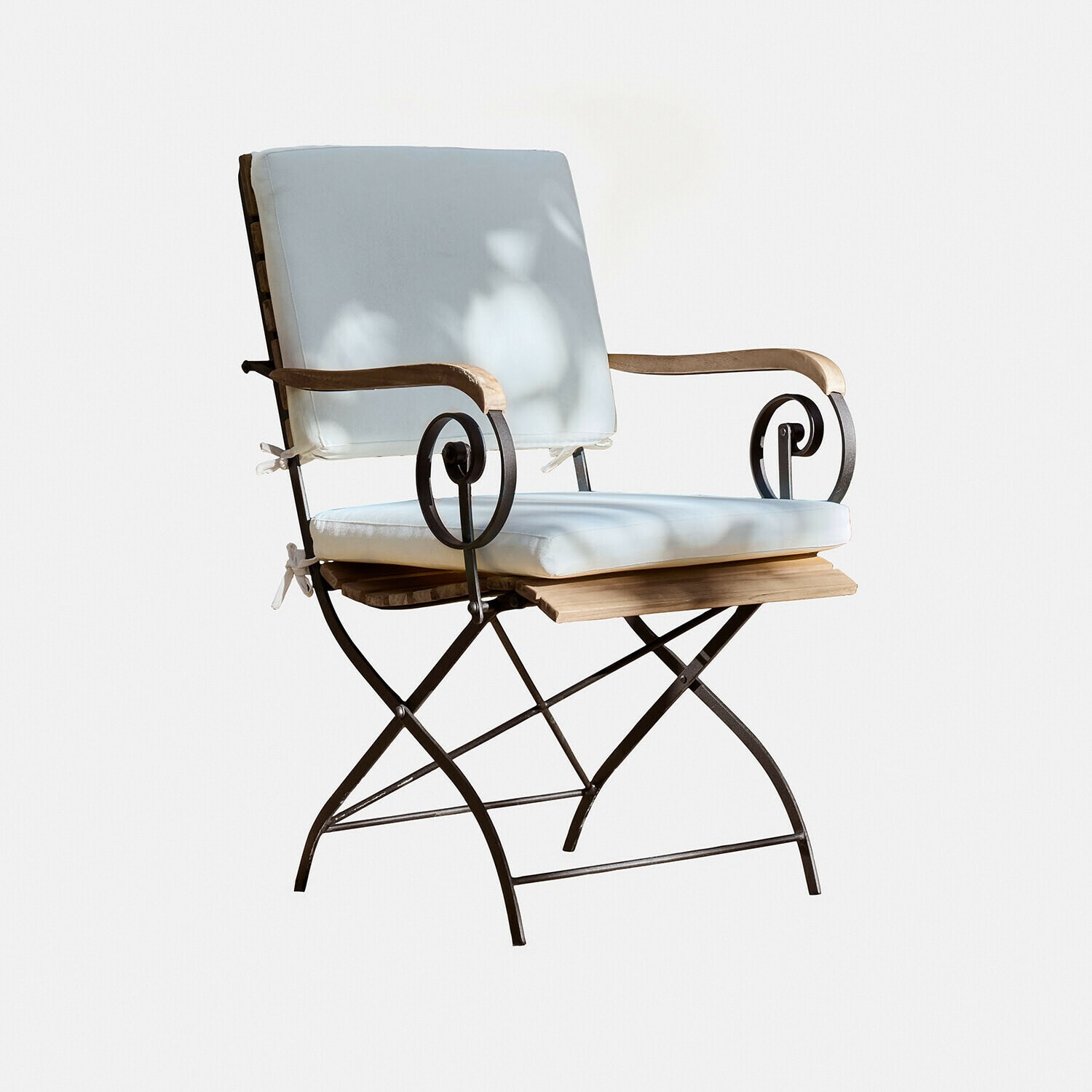 Chaise de jardin avec cadre en métal, accoudoirs en bois et coussin bleu clair, mobilier extérieur