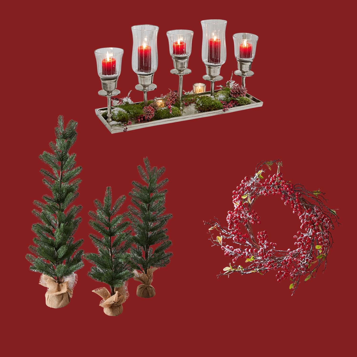 Kerstdecoratie met rode kaarsen in glazen houders, kunstdennenbomen en krans met rode bessen