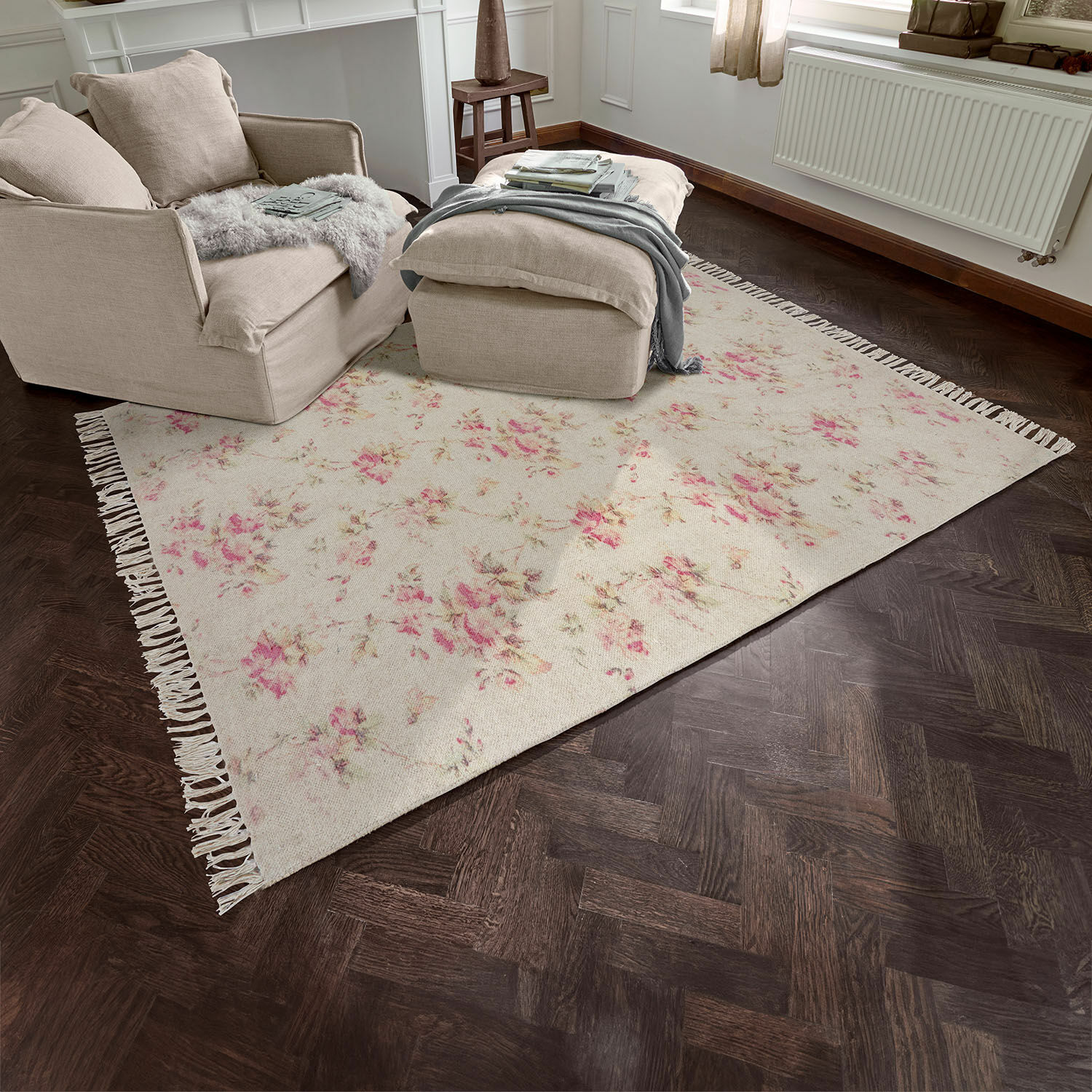 Tapis beige à motif floral avec franges sur parquet foncé dans un salon lumineux
