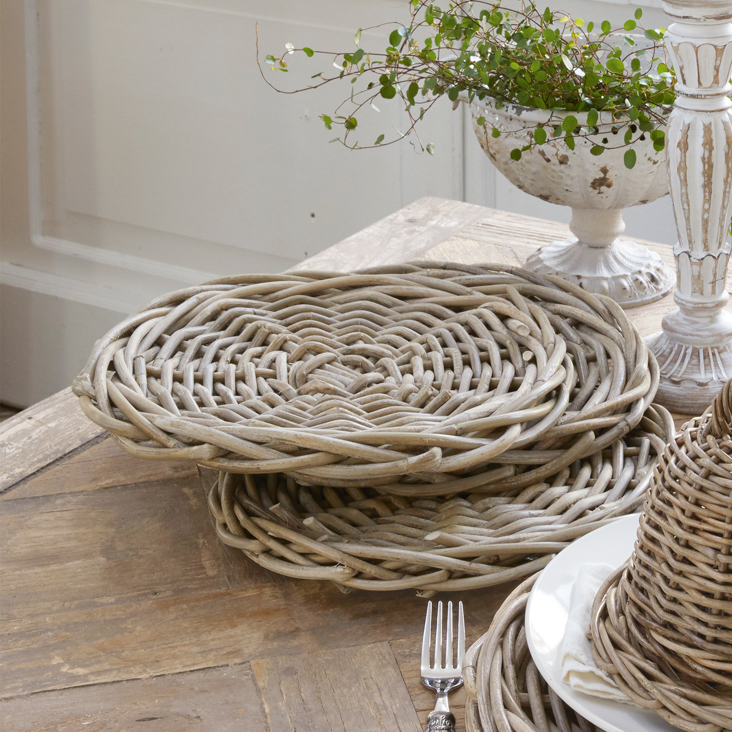 Placemat set van 2 Bland Ronde gevlochten rotan borden in natuurlijke kleur op houten tafel, rustieke tafeldecoratie