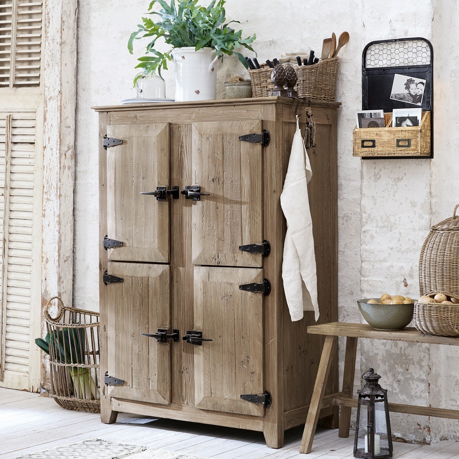 Buffet Centennial Armoire rustique en bois naturel avec charnières et poignées en métal pour rangement pratique