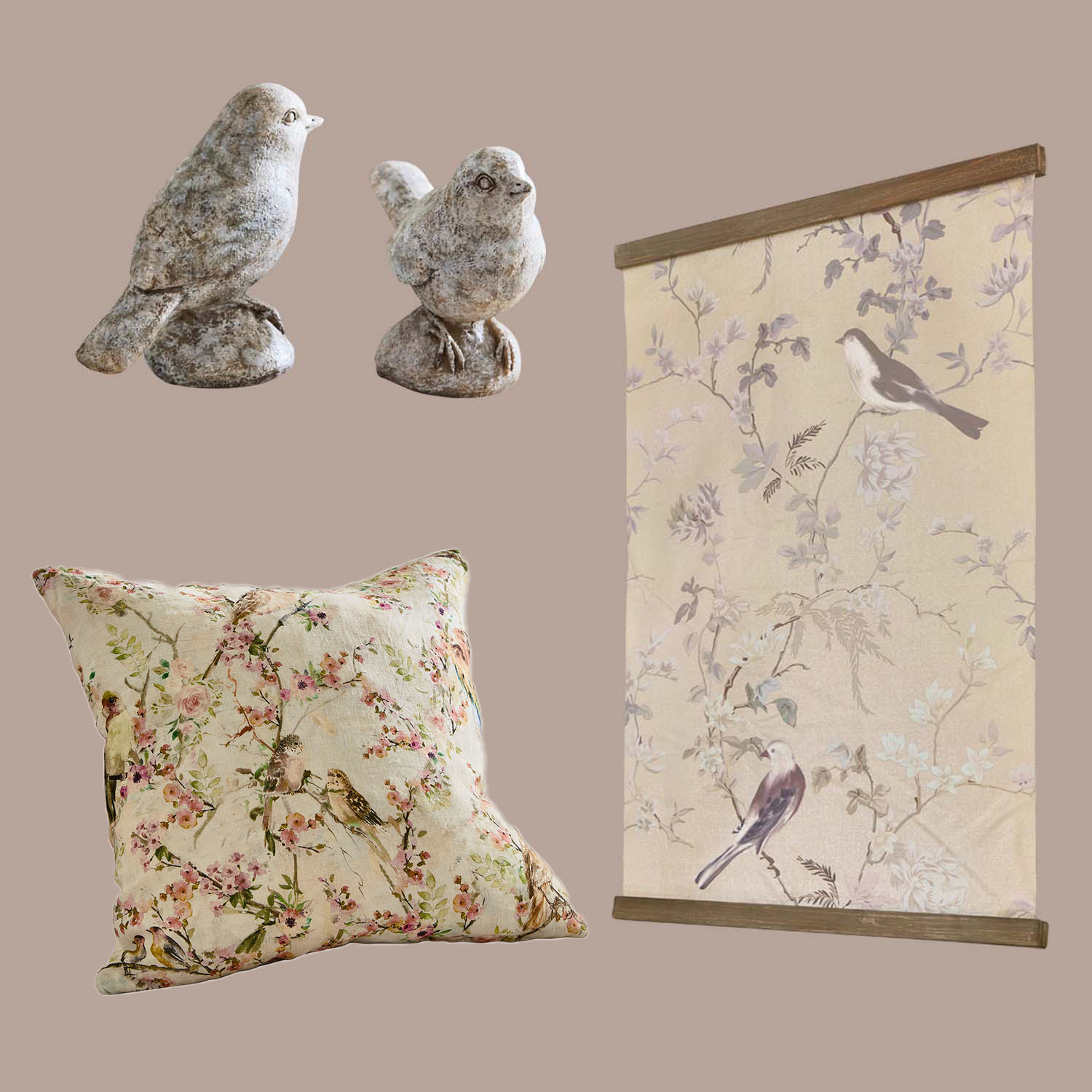 Figurines d'oiseaux en pierre, coussin et tableau avec motifs d'oiseaux et fleurs aux tons pastel