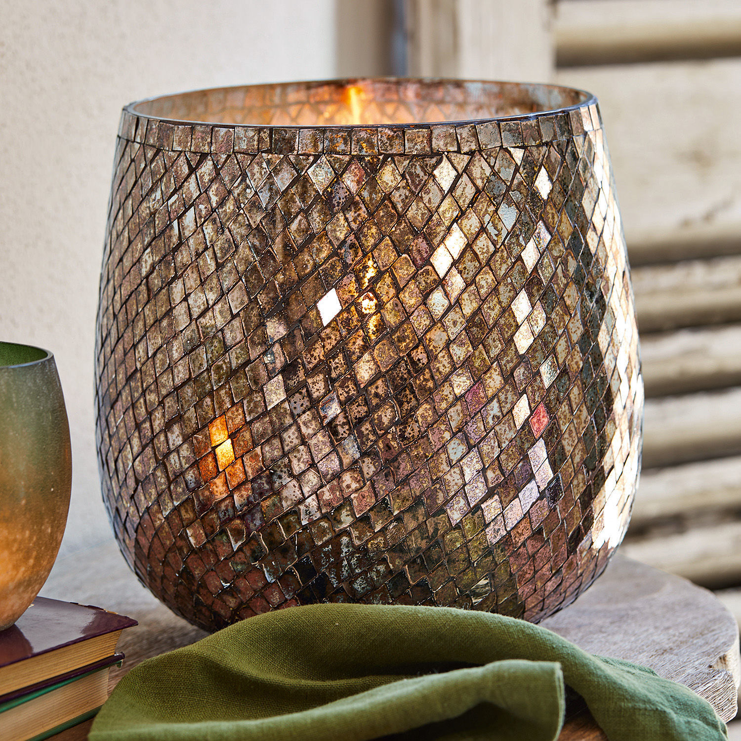 Mozaïek glazen windlicht in bruine tinten, sfeervolle woondecoratie met warm licht