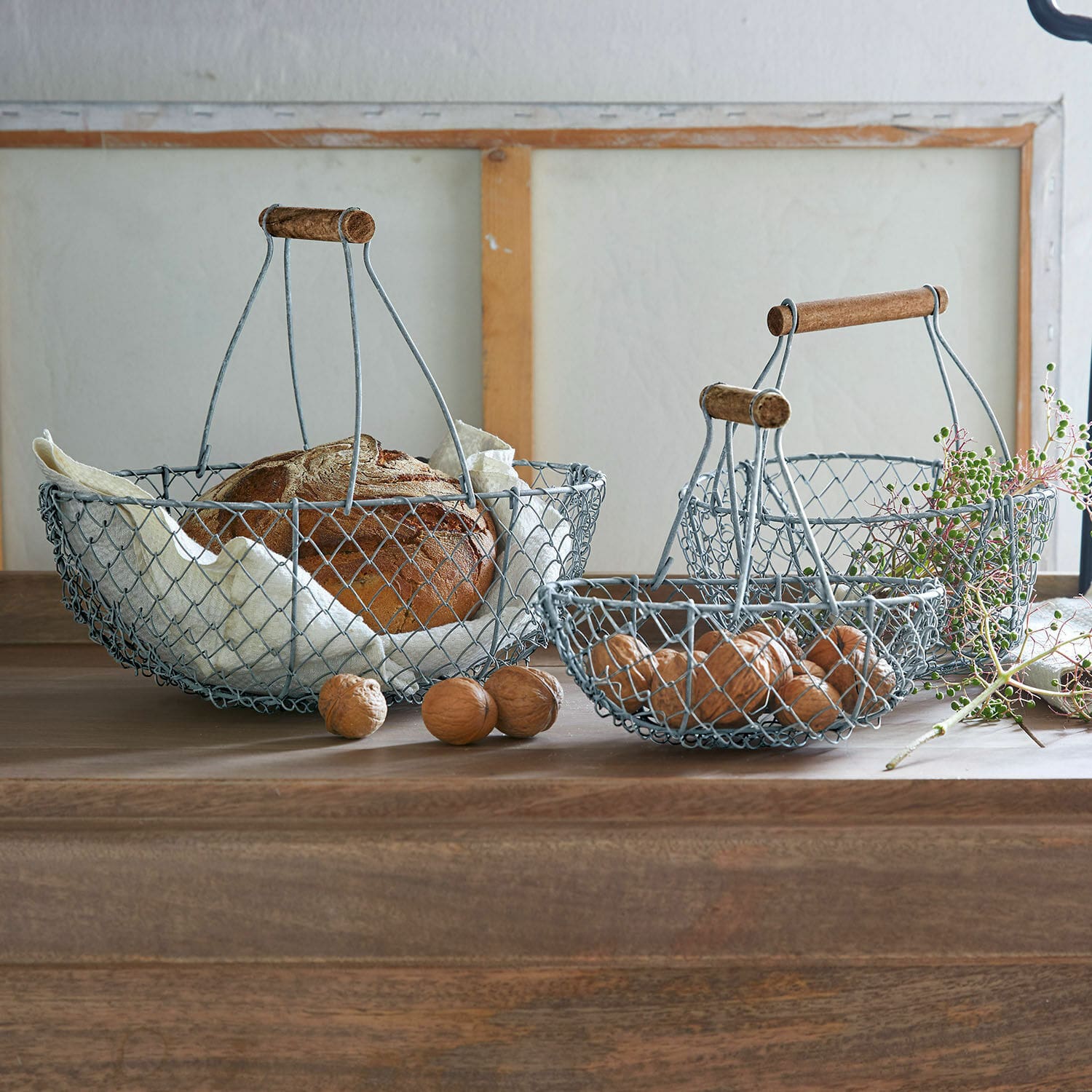 Lot de 3 paniers en grillage Baker Ensemble de trois paniers en métal avec poignées en bois pour pain et noix style vintage