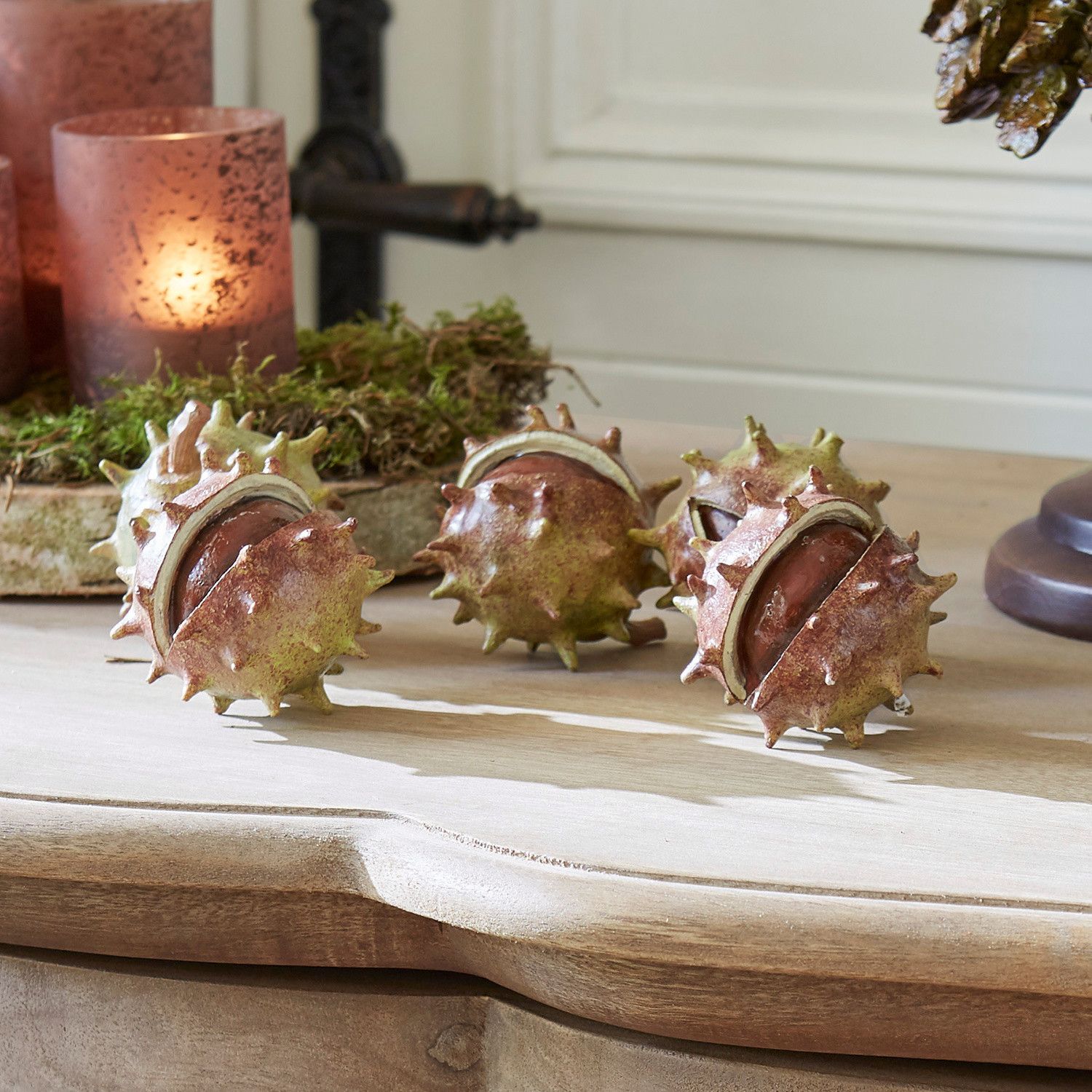 Sierkastanje set van 5 Léo Decoratieve keramische kastanjes in bruin-groene tinten op houten blad voor herfstdecoratie