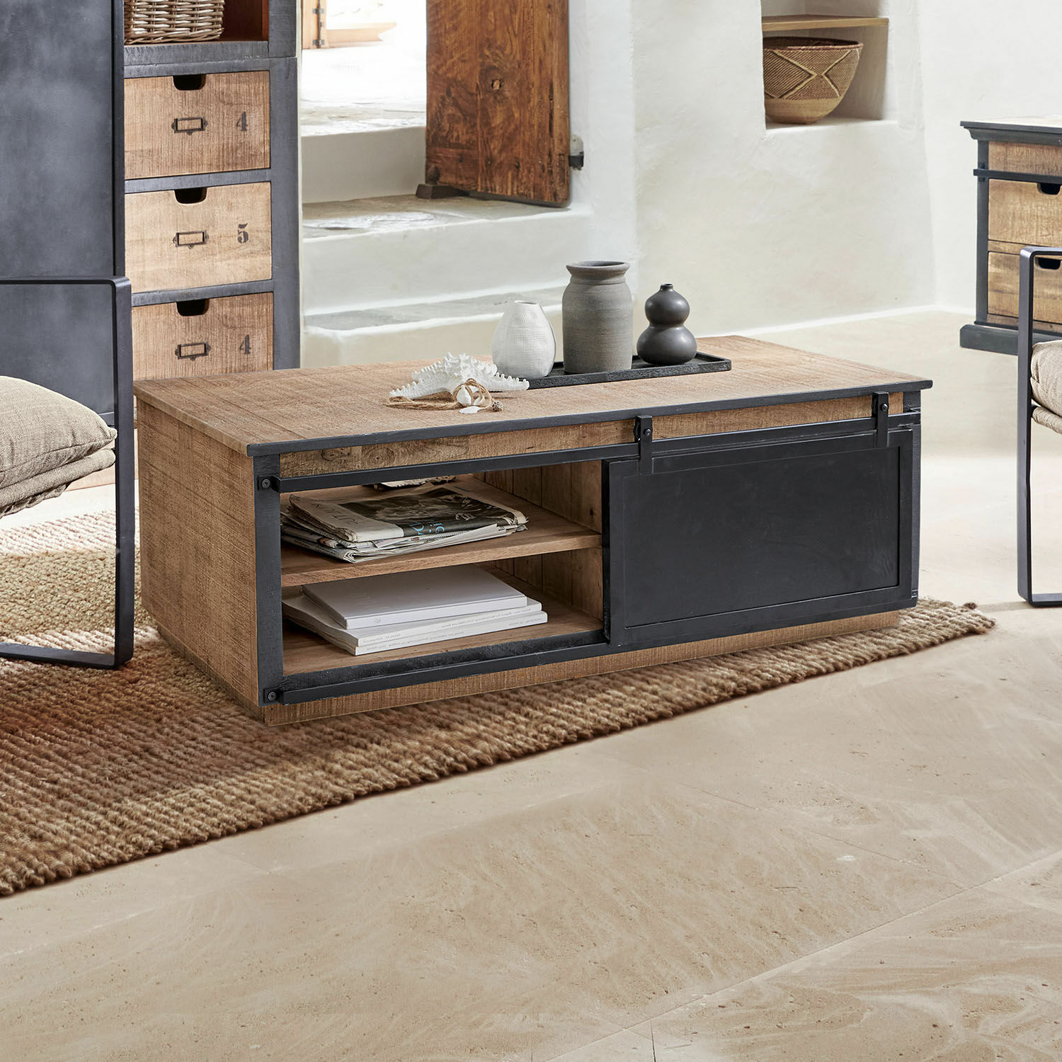 Table basse en bois et métal noir avec étagères pour livres et décorations dans le salon