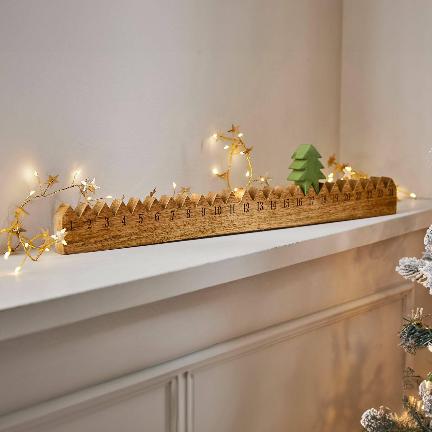 Adventskalender Ciloren Houten adventskalender met groene kerstboom en LED-lichtjes op witte plank, kerstdecoratie