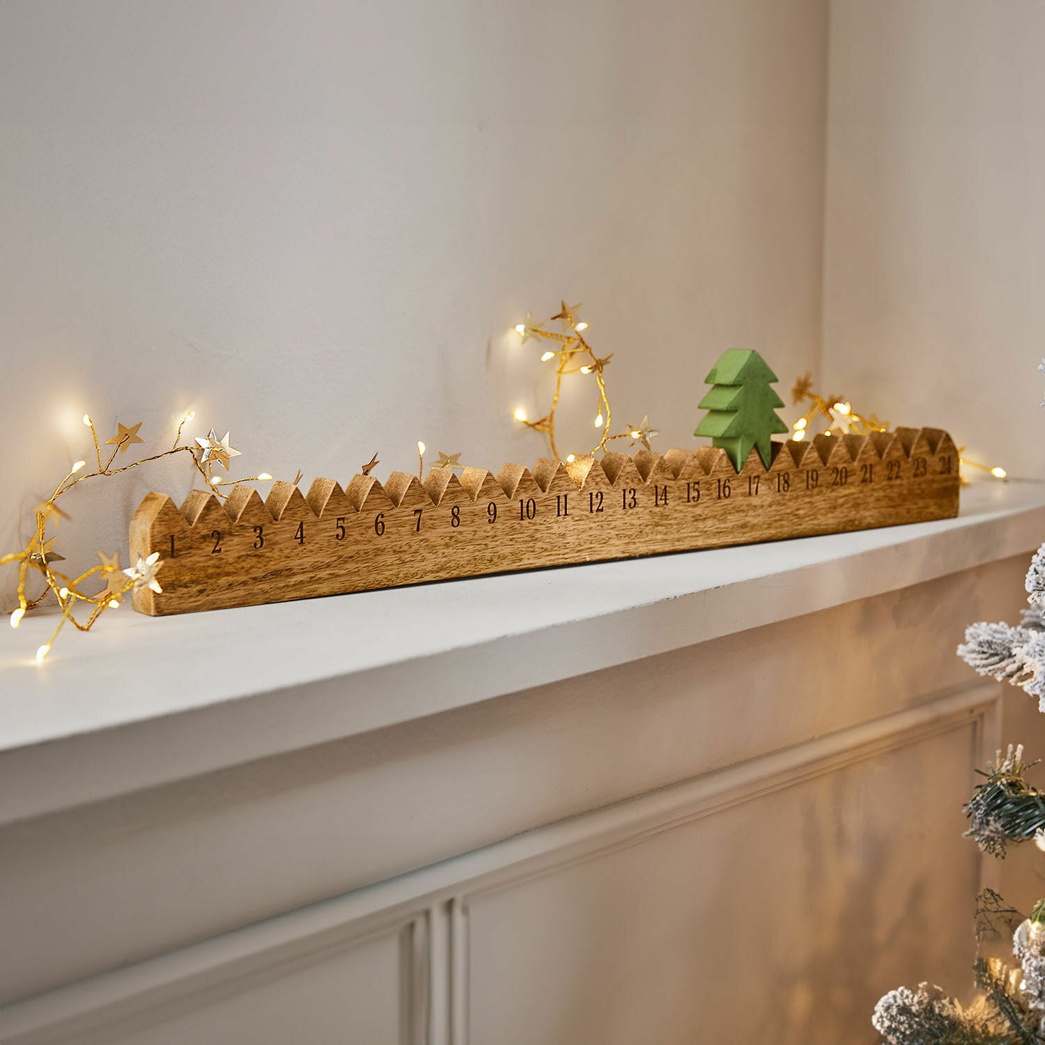 Calendrier de l’Avent Ciloren Calendrier de l'Avent en bois avec sapin vert et guirlande lumineuse LED sur étagère blanche, déco de Noël