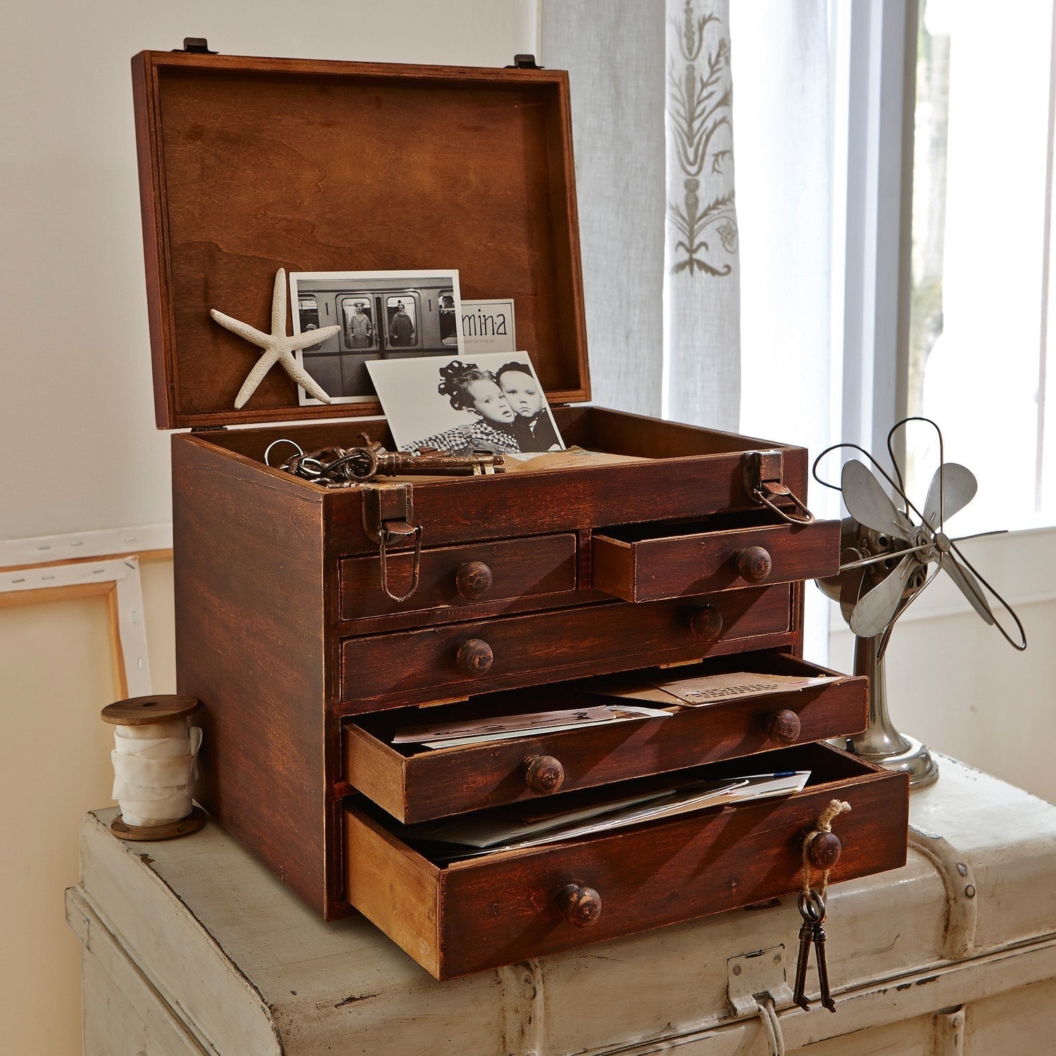 Organiseur de table Clearfield Boîte en bois marron avec tiroirs et clés anciennes sur meuble vintage clair