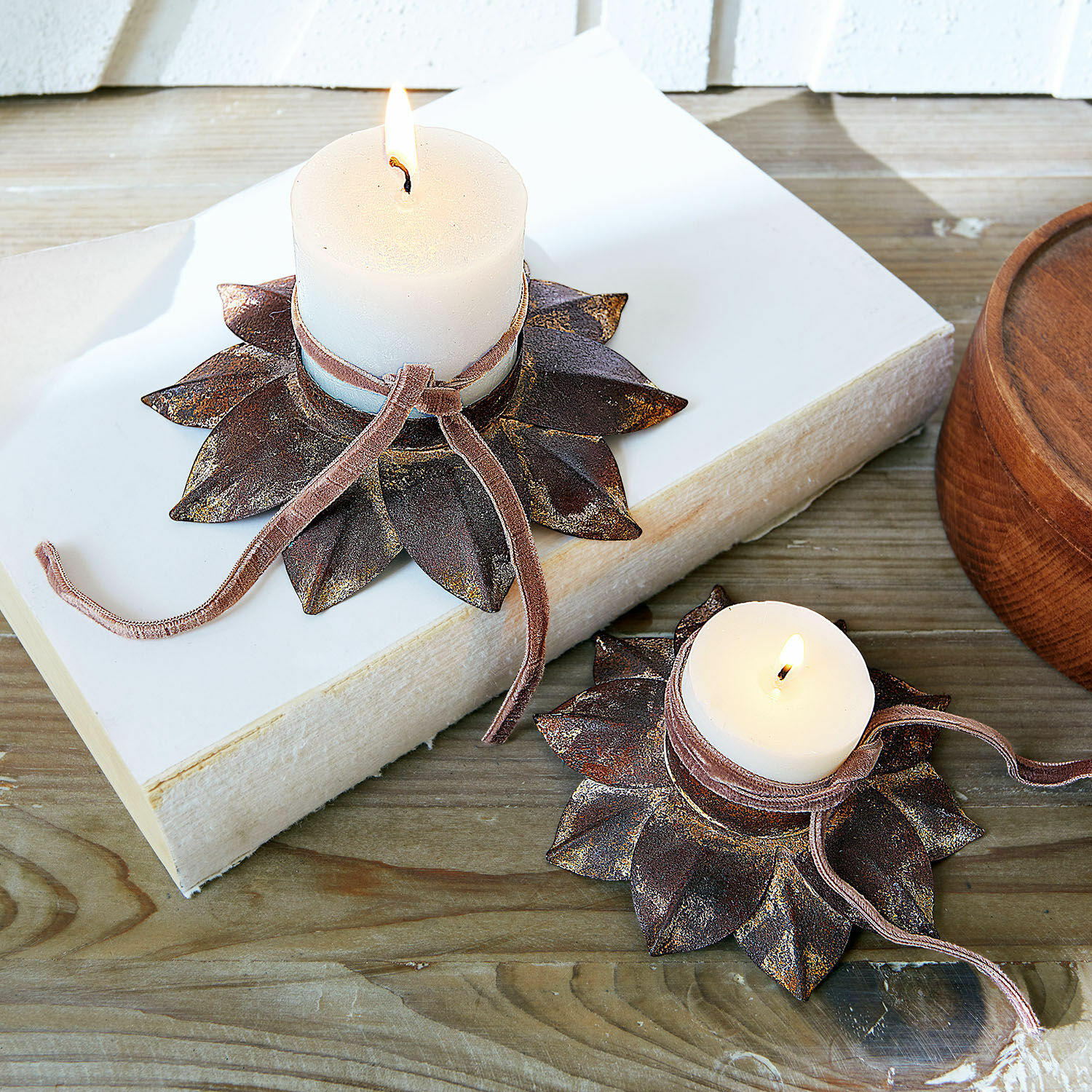 Lot de 2 bougeoirs Viverto Bougeoirs en métal en forme de feuilles brunies avec bougies blanches sur table en bois rustique