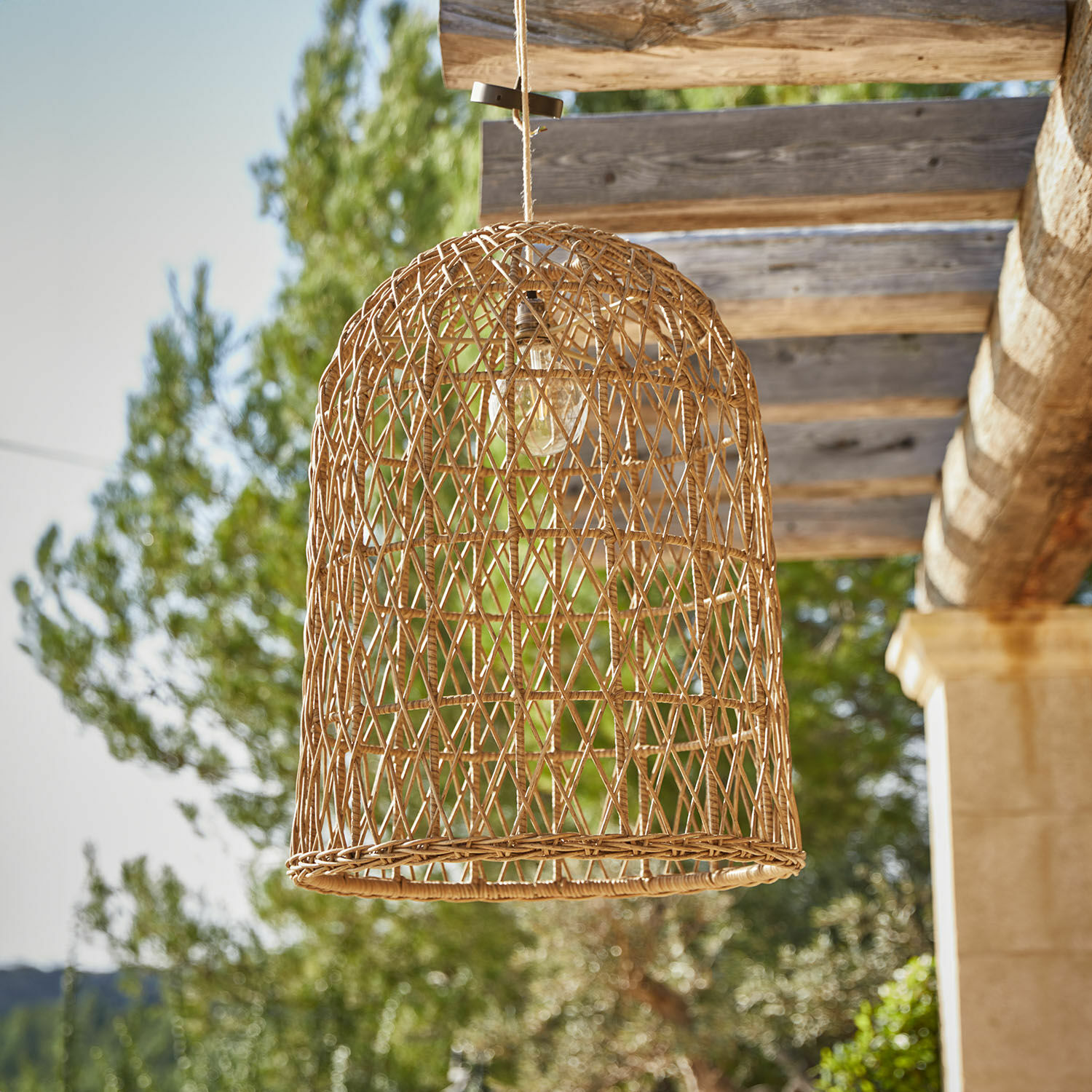 Lampenkap Durnelle Hanglamp van natuurlijk rotan in beige kleur, geschikt voor tuin- en terrasverlichting