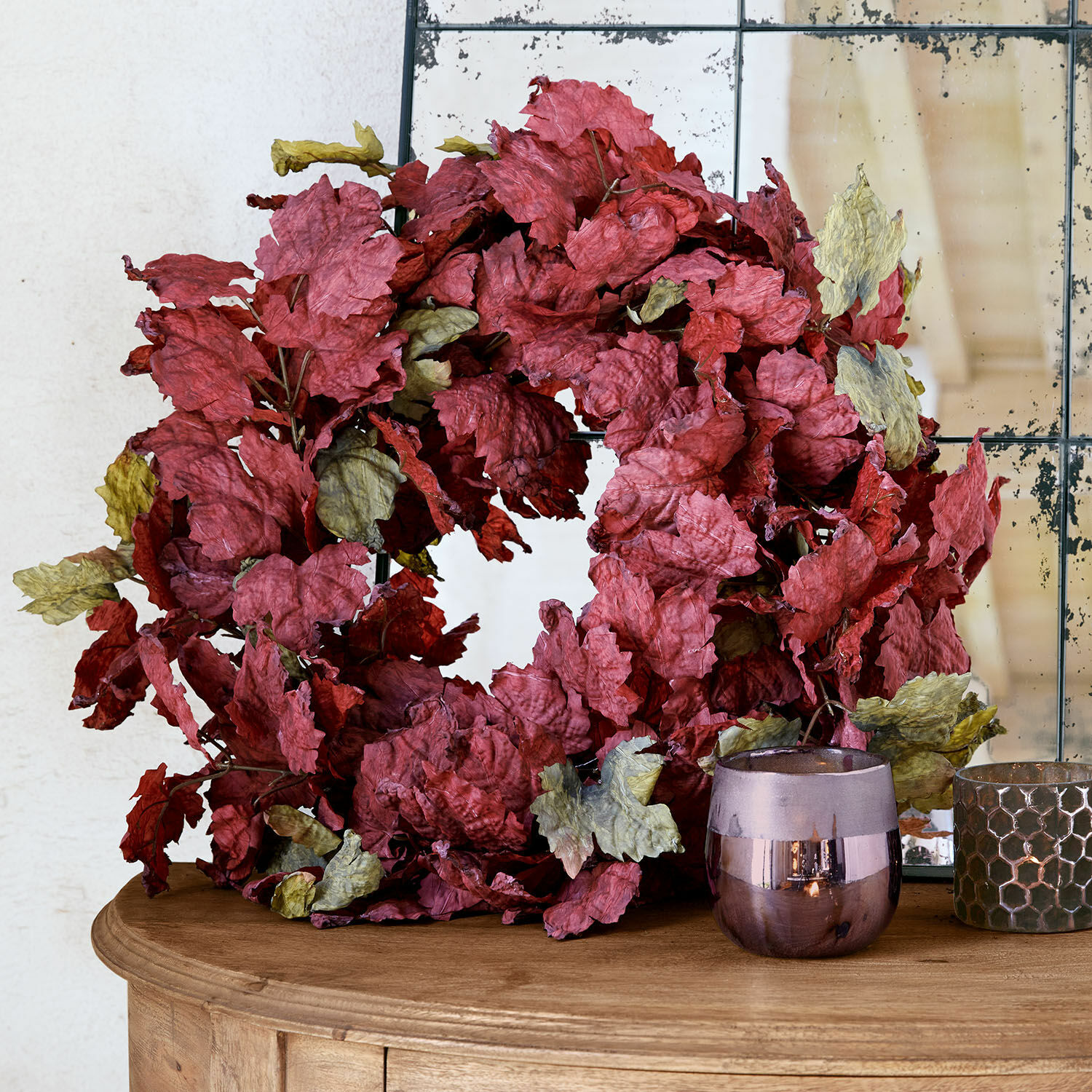 Couronne Camirissa Couronne décorative en feuilles rouges et vertes posée sur une table en bois pour décoration automnale