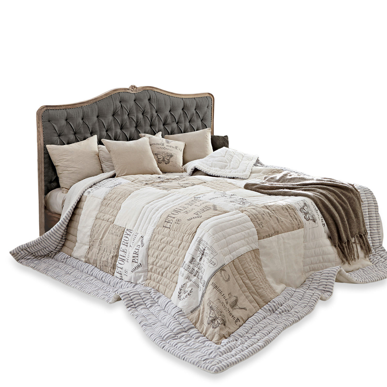 Bed Declaire Bed met grijs gestoffeerd hoofdeinde en beige vintage bedsprei voor slaapkamer
