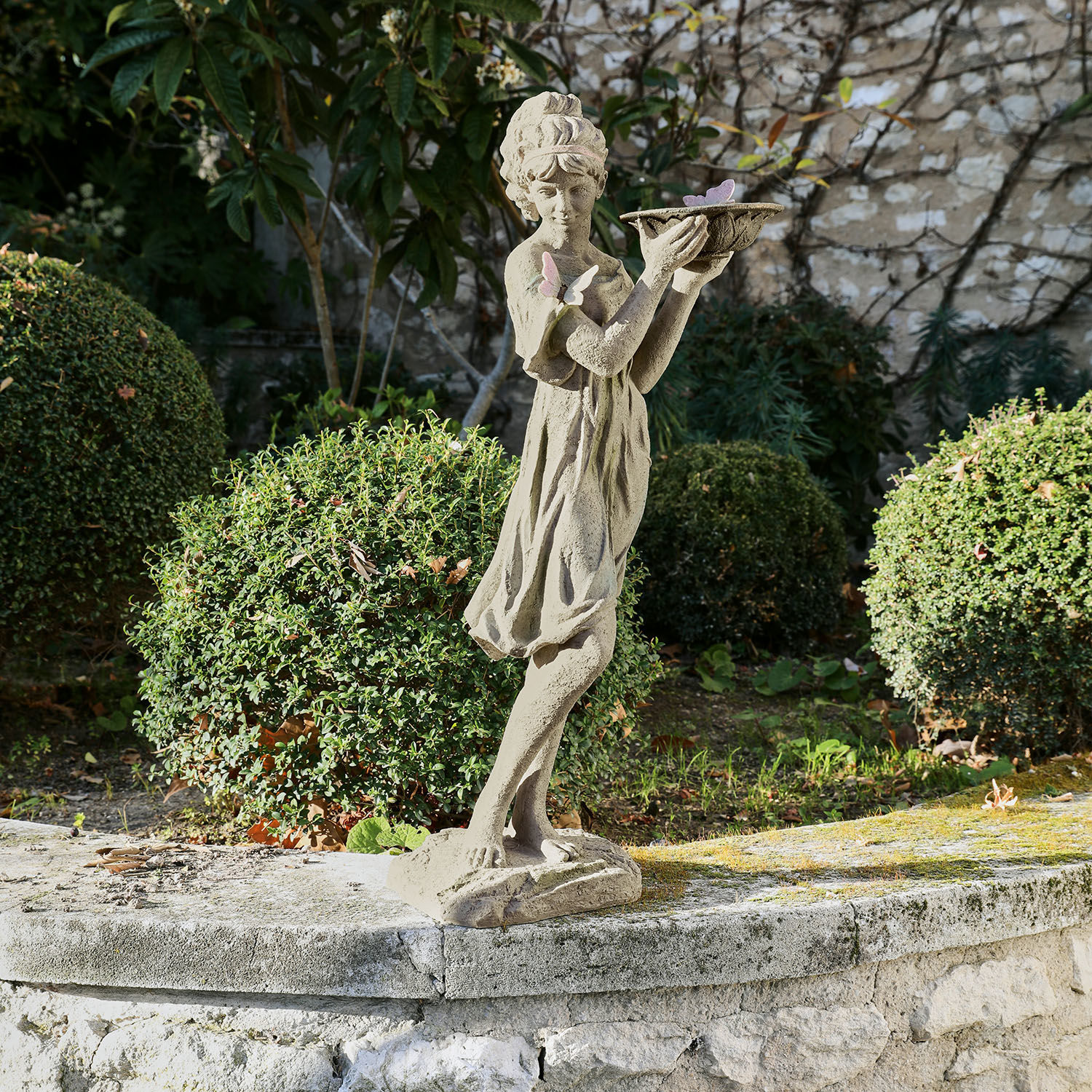Sculpture Malia Statue en pierre d'une fille tenant un plat avec des papillons, décoration de jardin élégante