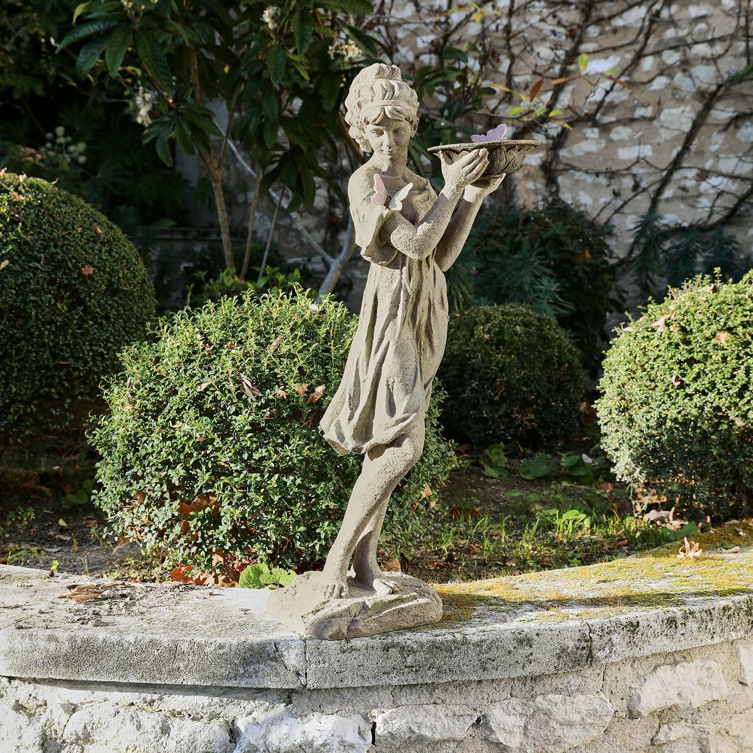 Sculptuur Malia Steenbeeld van een meisje met schaal en vlinders in tuin, decoratieve buitenversiering
