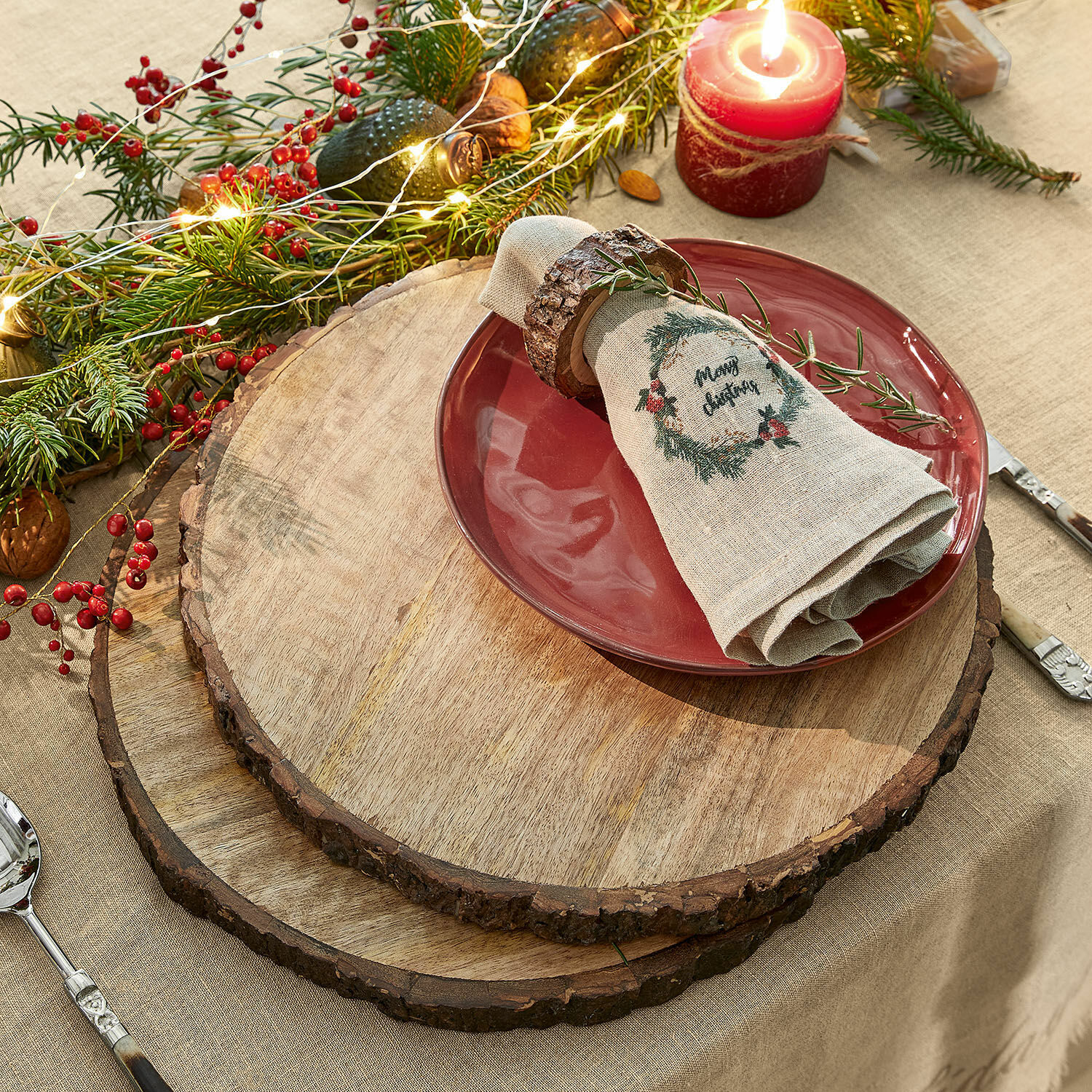 Lot de 2 planches en bois Danice Sous-assiettes en bois naturel avec écorce sur une table de Noël décorée d'une assiette rouge et d'une bougie