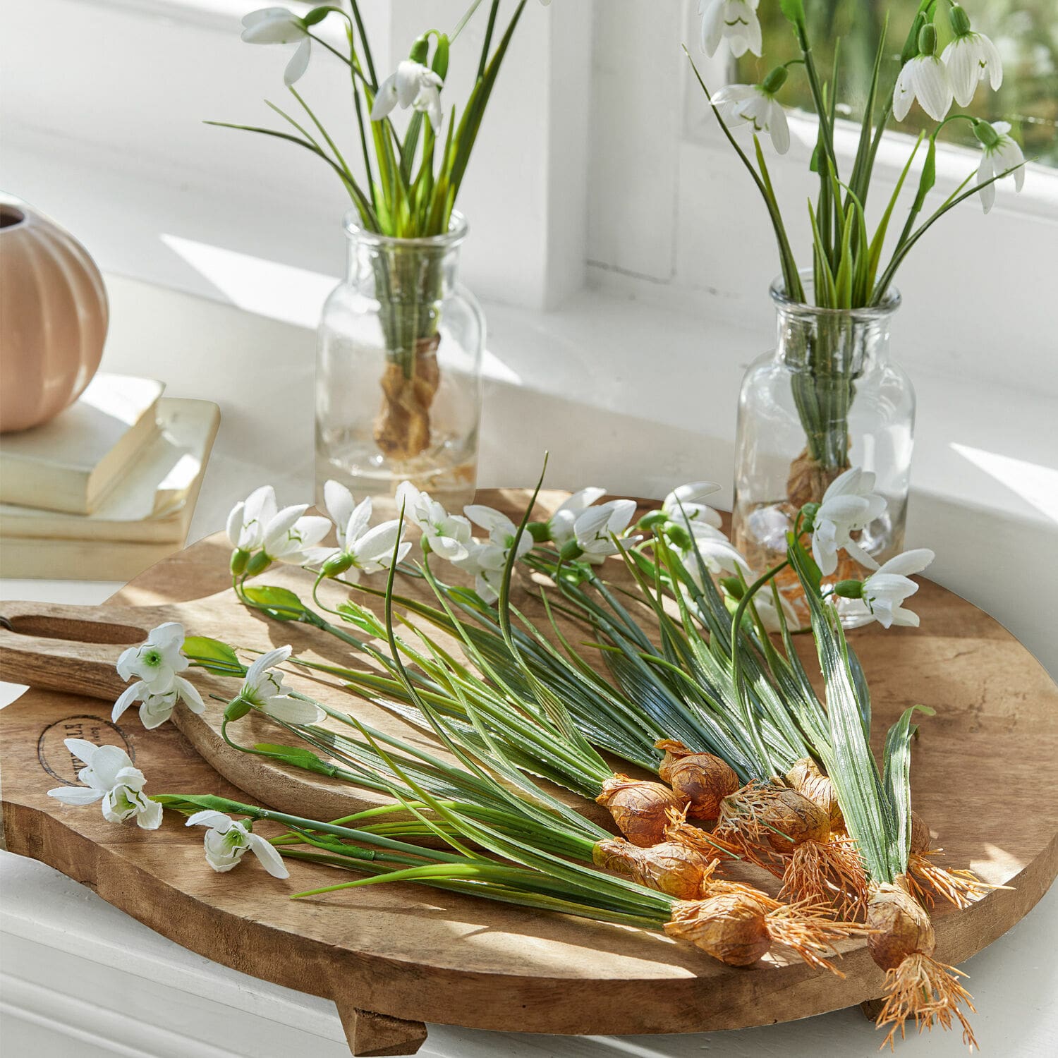 Lot de 12 fleurs décoratives Willmare Fleurs blanches de perce-neige avec bulbes sur planche à découper en bois dans une pièce lumineuse