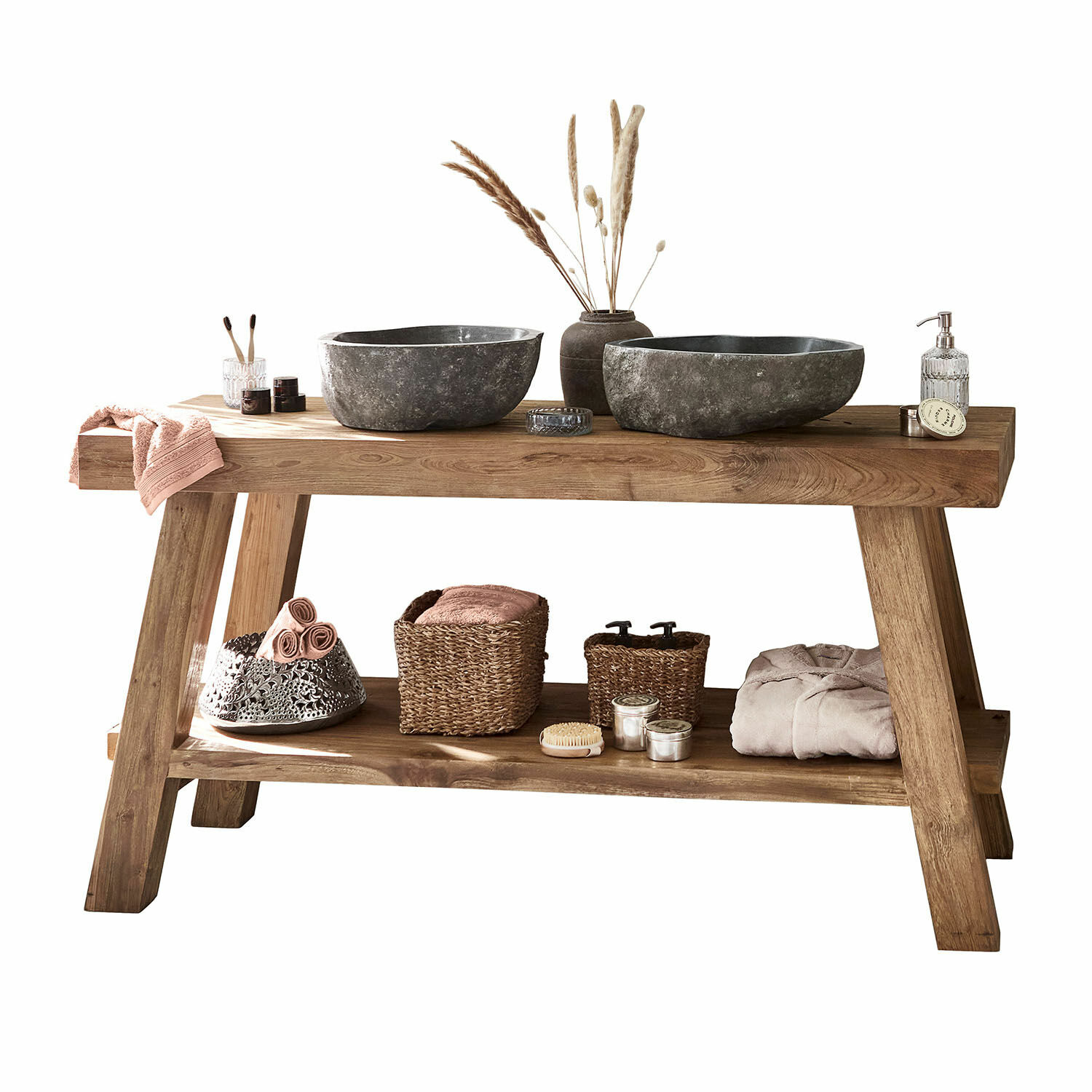Houten badkamerconsole met stenen wastafels en natuurlijke opbergaccessoires