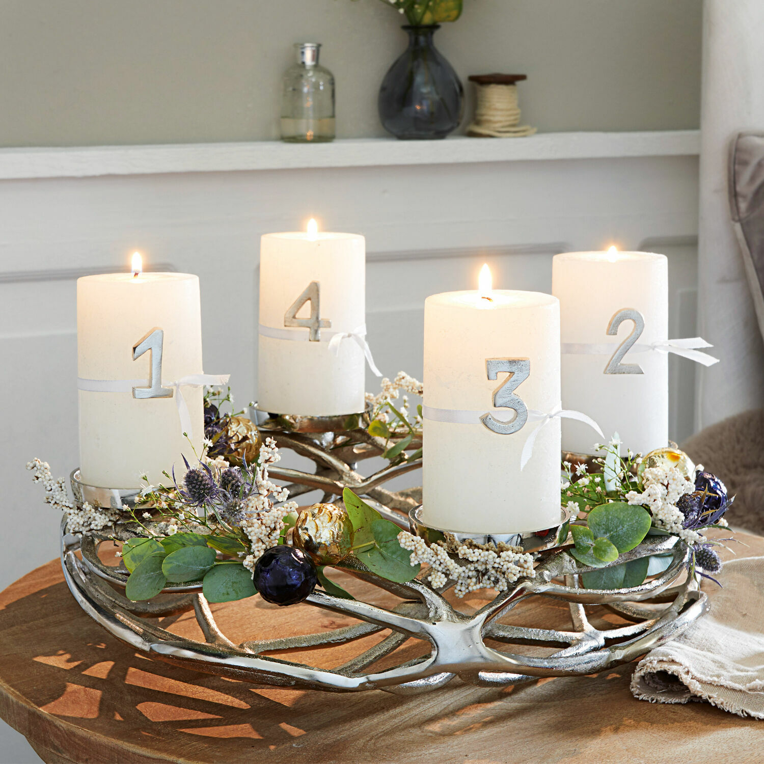 Decoratiepin set van 4 Marfino Adventskrans van zilverkleurig metaal met vier witte genummerde kaarsen en groene decoratie