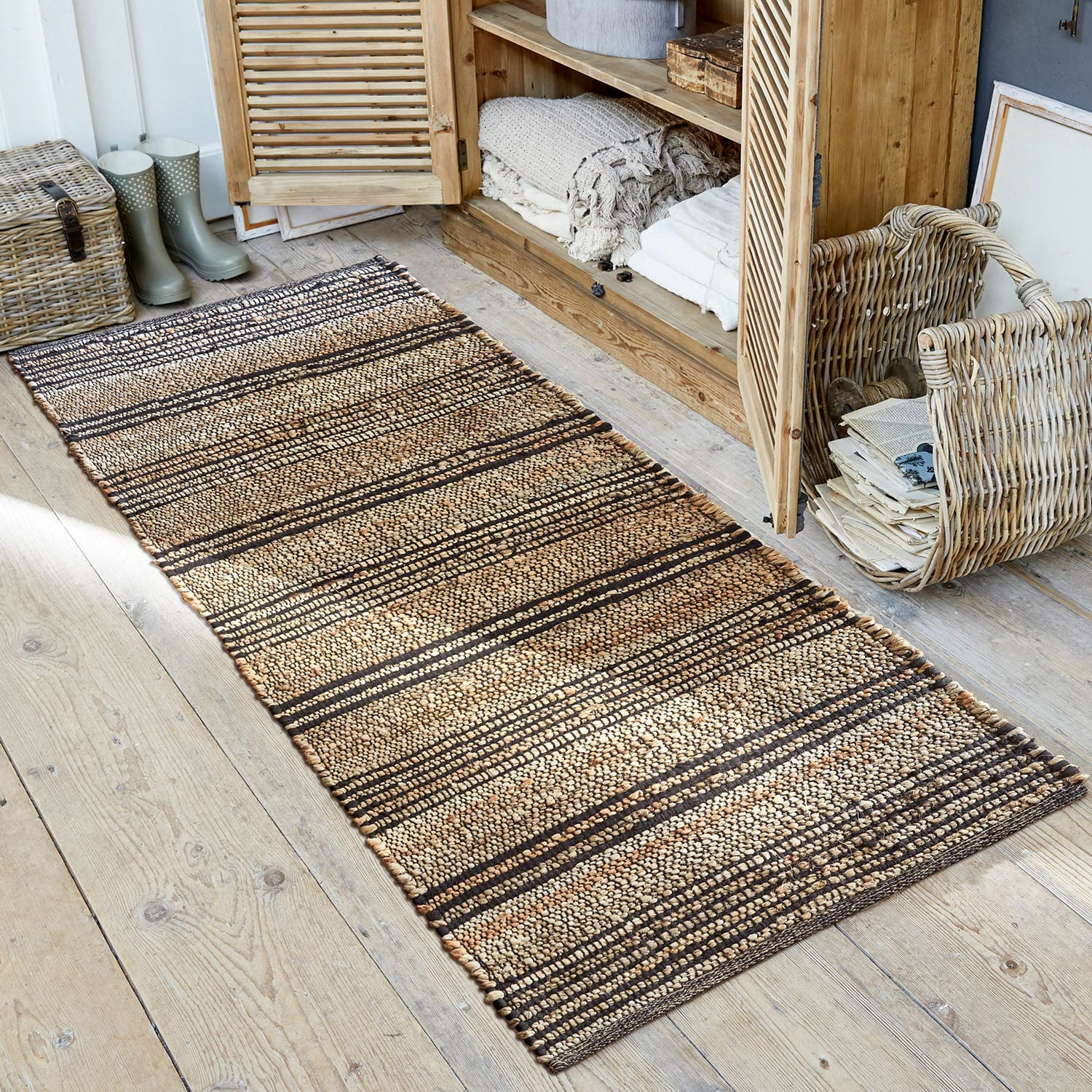 Tapis long Lantenot Tapis en jute naturelle à rayures marron et beige posé sur un sol en bois clair, décoration intérieure